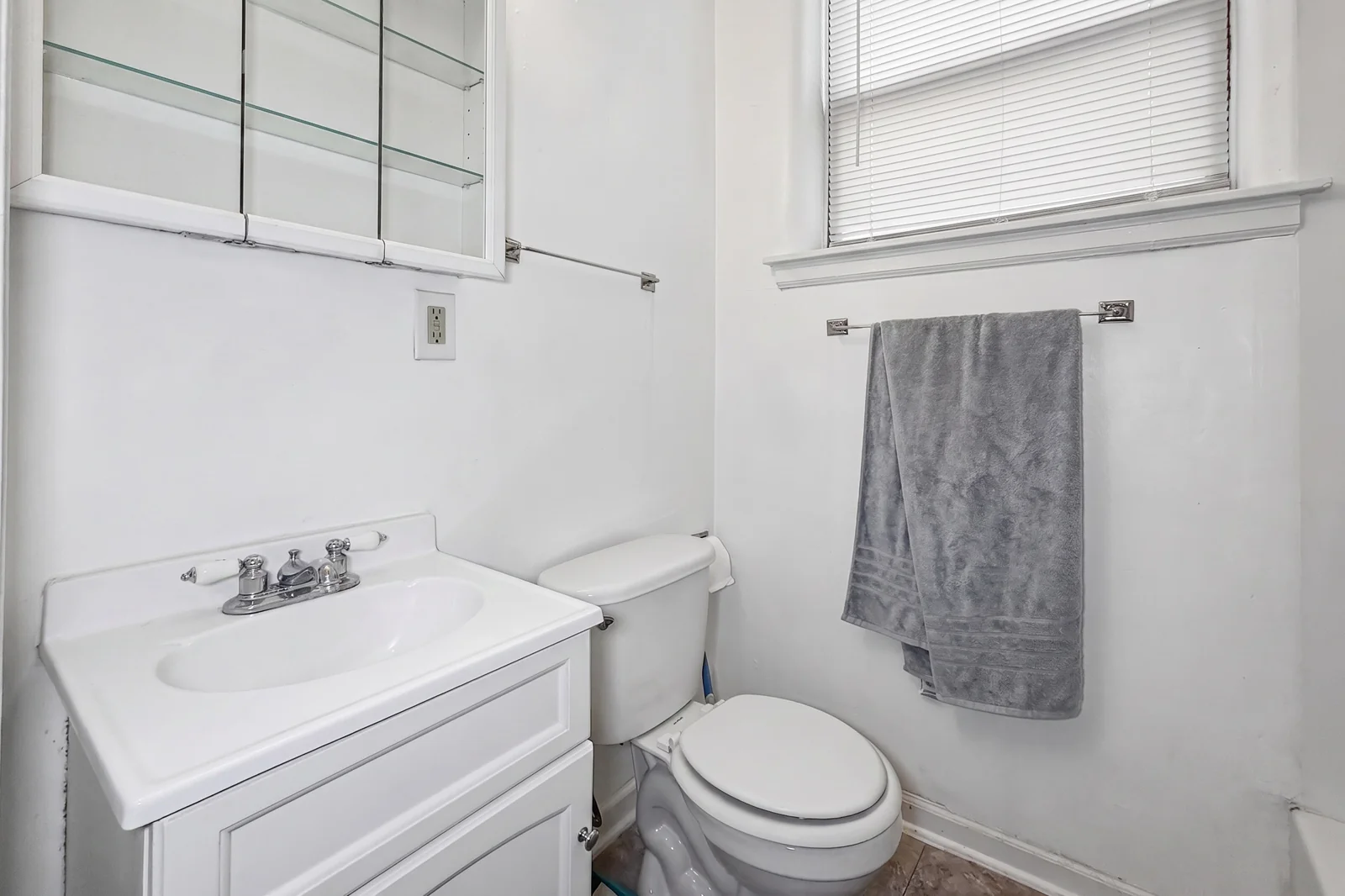 W Locust Street Apartments — Sale in Davenport, IA, photo 6 of 8