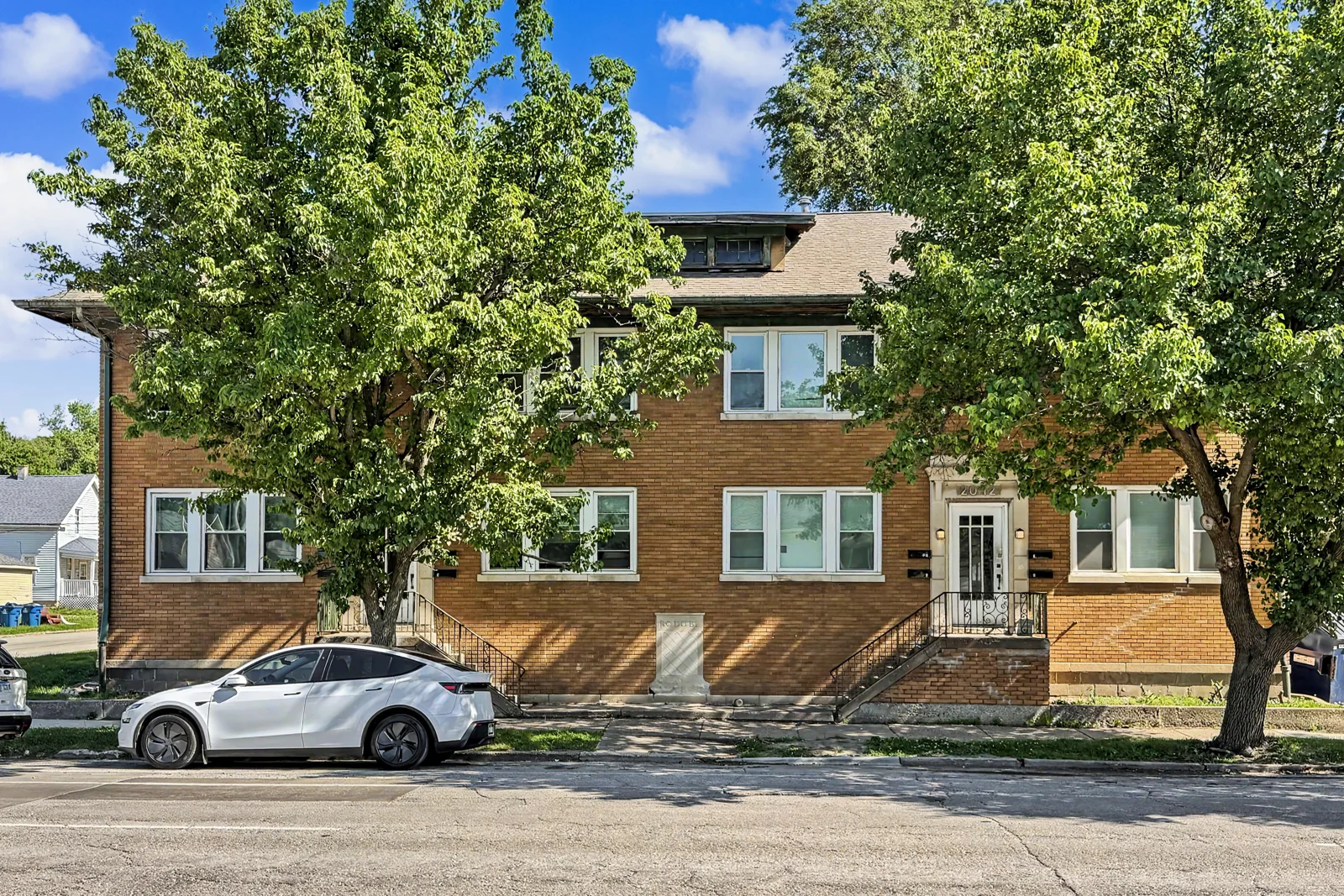 W 4th Street Apartments — Sale in Davenport, IA, photo 1 of 8