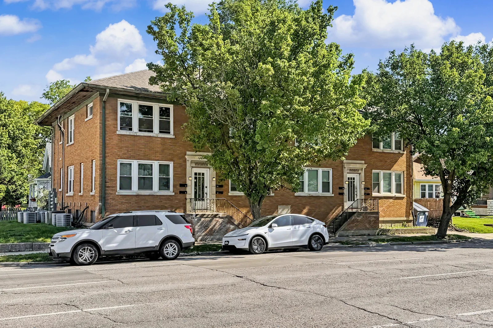 W 4th Street Apartments — Sale in Davenport, IA, photo 2 of 8