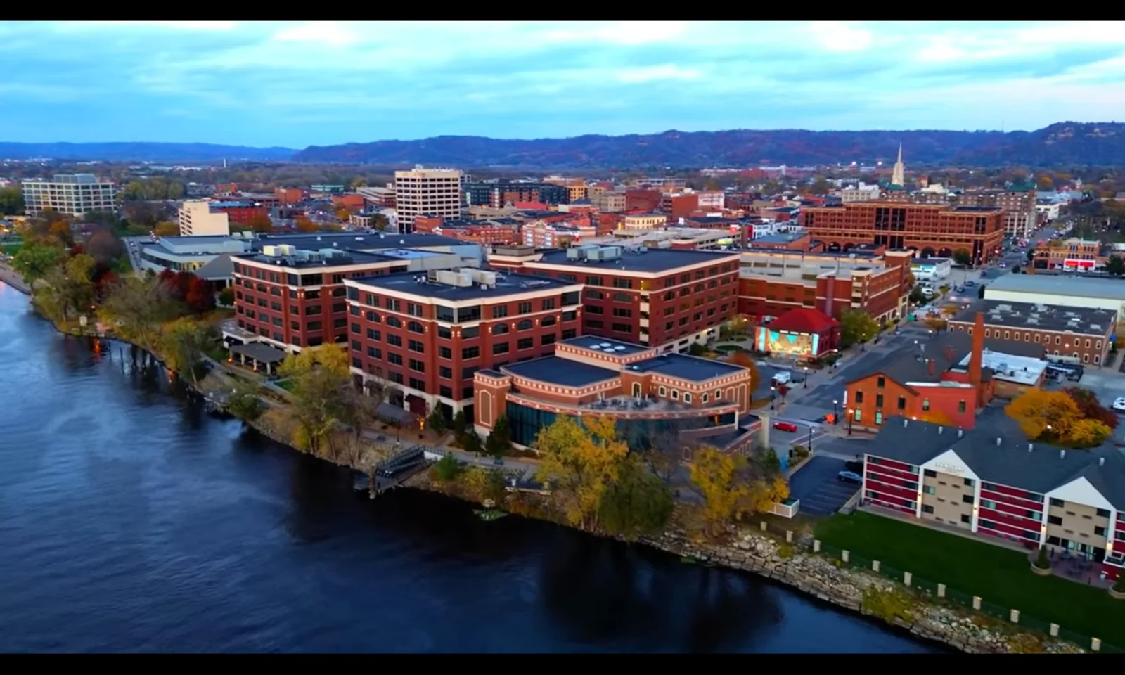 Riverside Center Office Campus — Sale in La Crosse, WI, photo 1 of 4