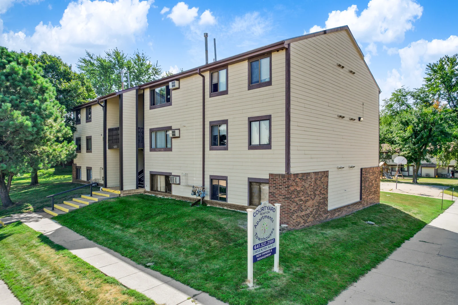 Courtyard Apartments — Sale in Newton, IA, photo 1 of 3