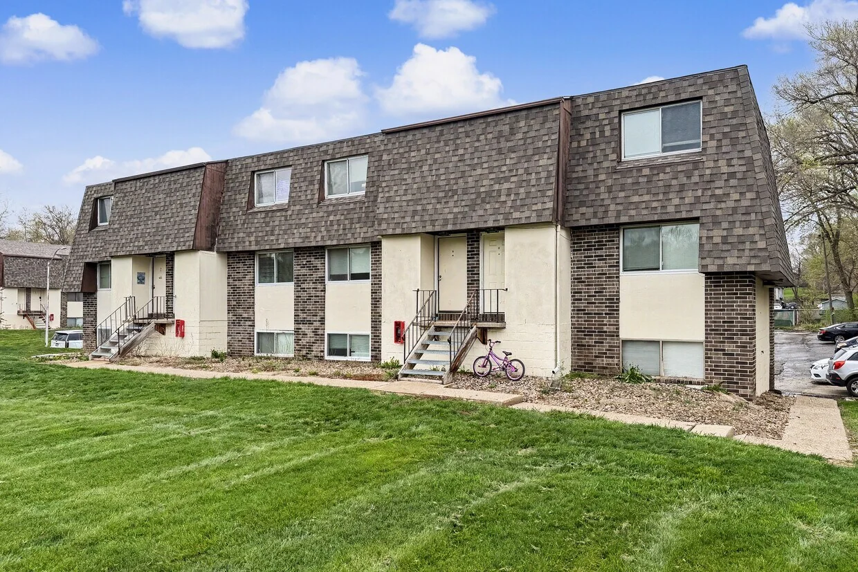 Valley Acres Apartments — Sale in Des Moines, IA, photo 1 of 8