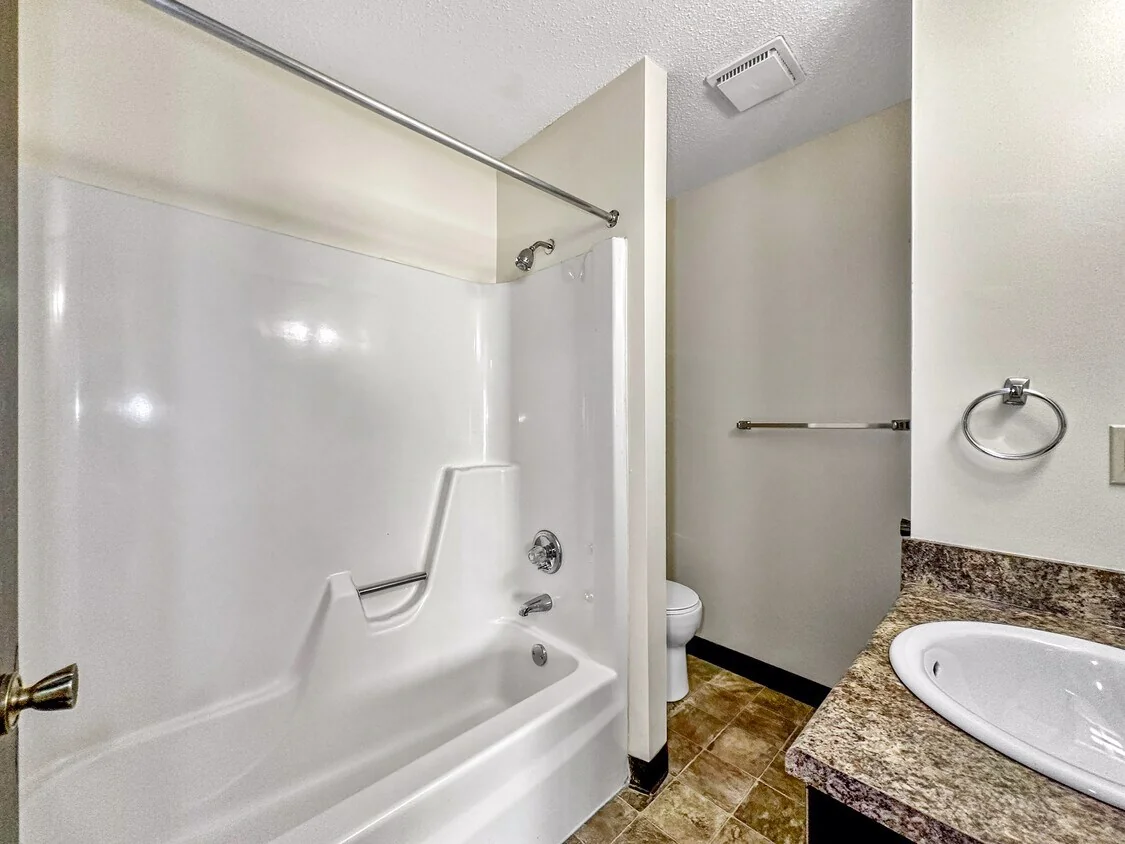 Valley Acres Apartments — Sale in Des Moines, IA, photo 2 of 8