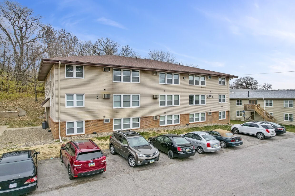 The Wood Apartments — Sale in Des Moines, IA, photo 1 of 7