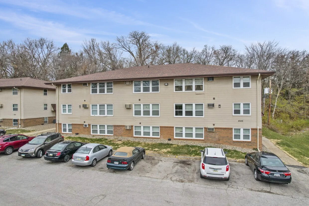 The Wood Apartments — Sale in Des Moines, IA, photo 2 of 7