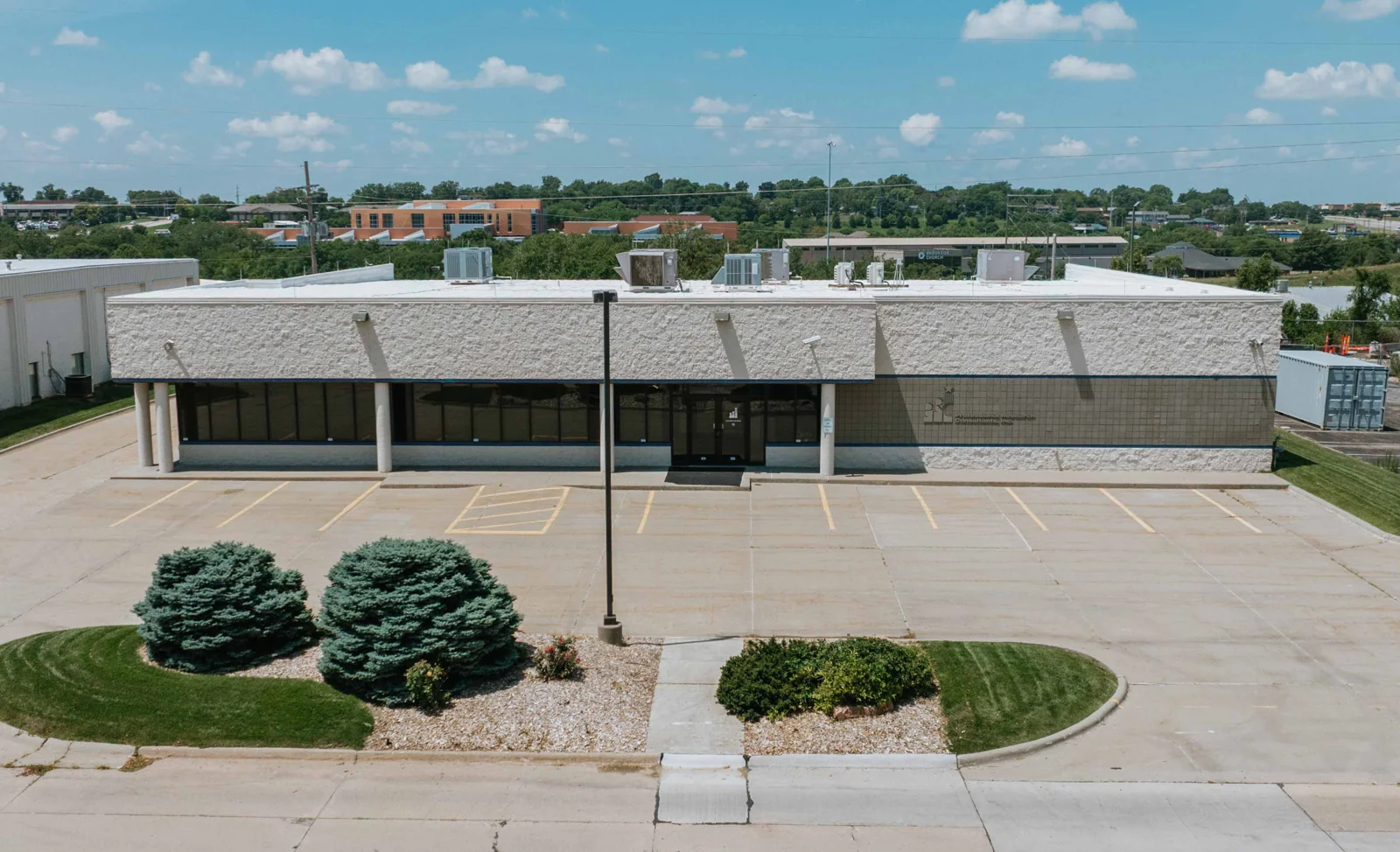 Office/Flex Building — Sale in Omaha, NE, photo 1 of 8