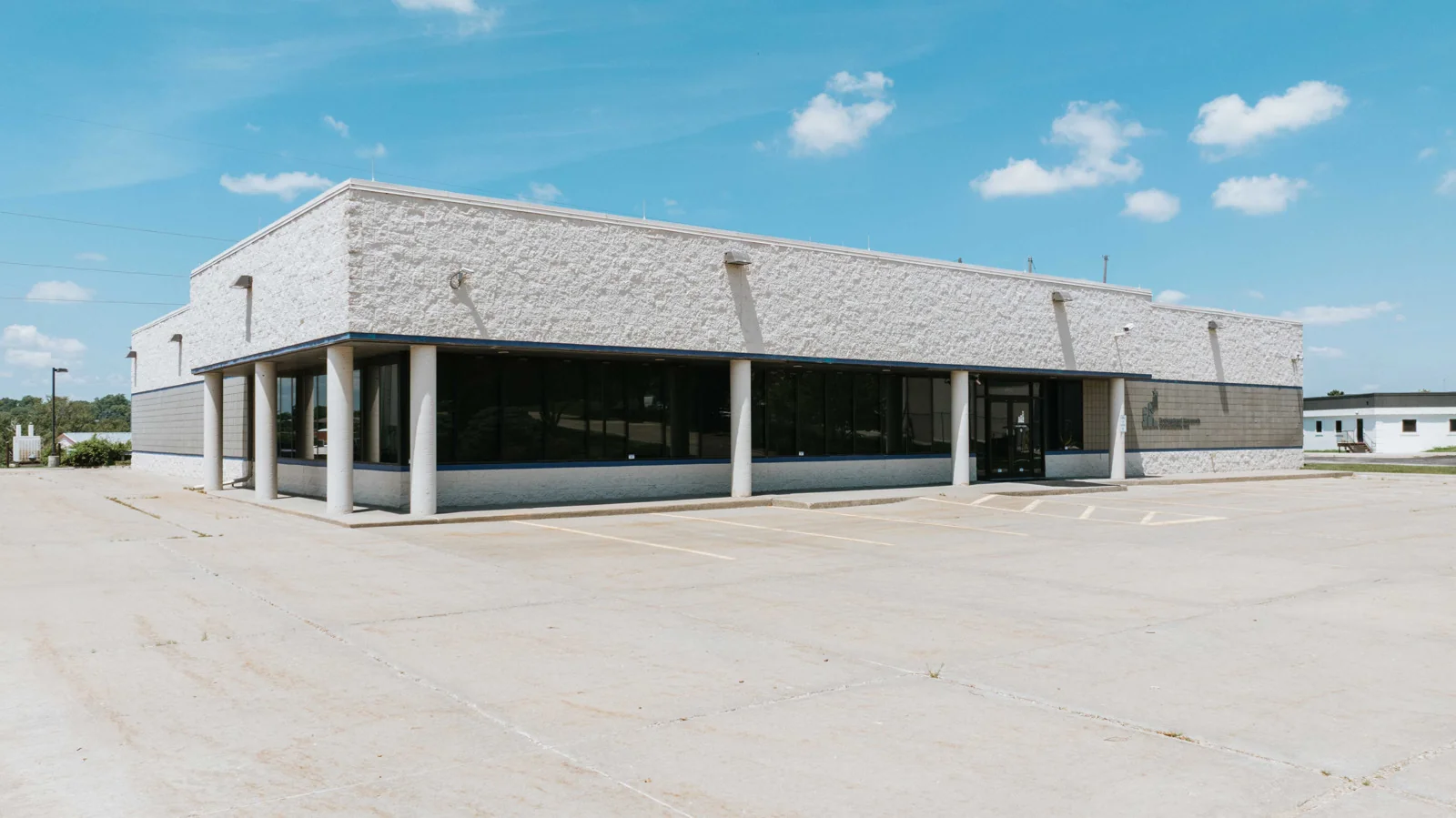 Office/Flex Building — Sale in Omaha, NE, photo 2 of 8