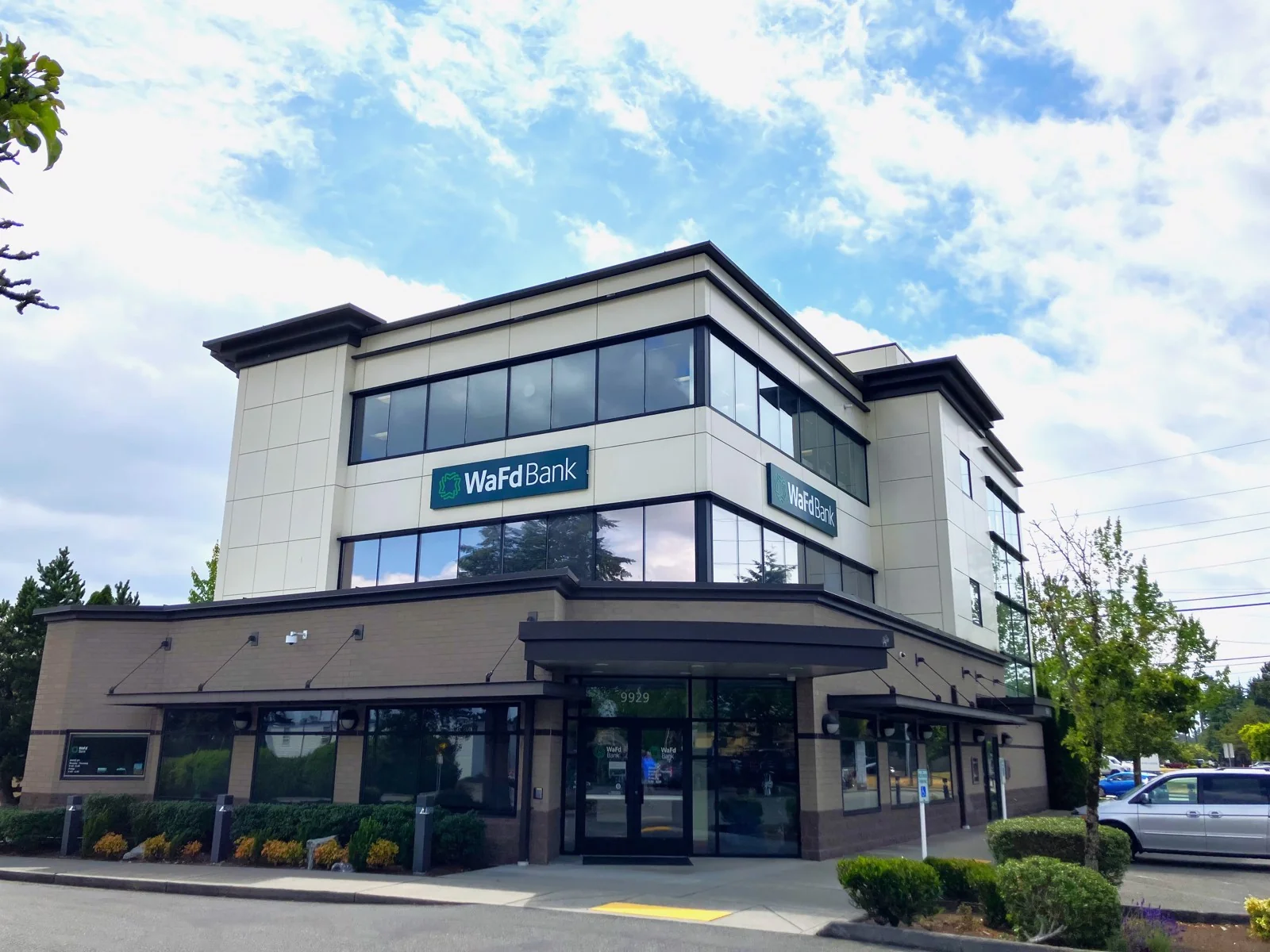 WaFd Bank Building — Sale in Everett, WA, photo 1 of 5