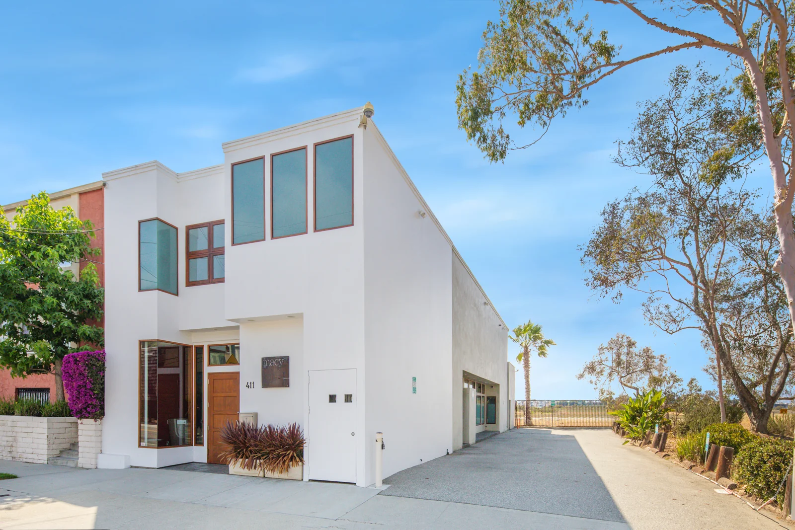 Office in Los Angeles, CA — Sale in Los Angeles, CA, photo 1 of 1