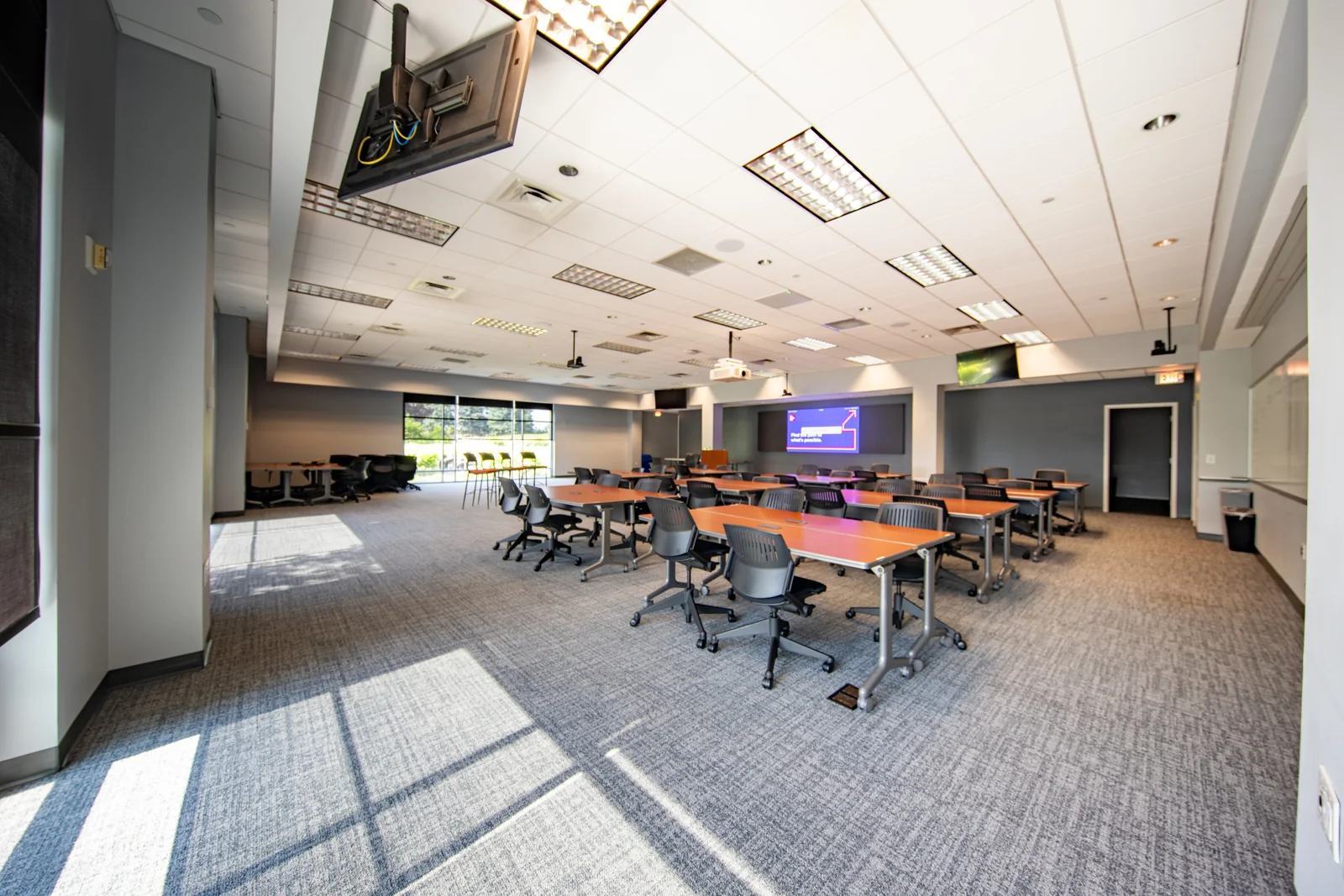 Office in Columbus, OH — Sale in Columbus, OH, photo 3 of 8
