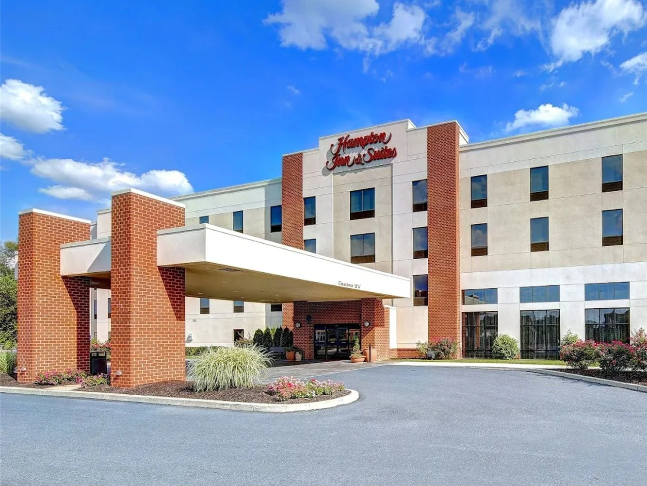 Hampton Inn and Suites by Hilton Harrisburg/North — Sale in Harrisburg, PA, photo 2 of 8