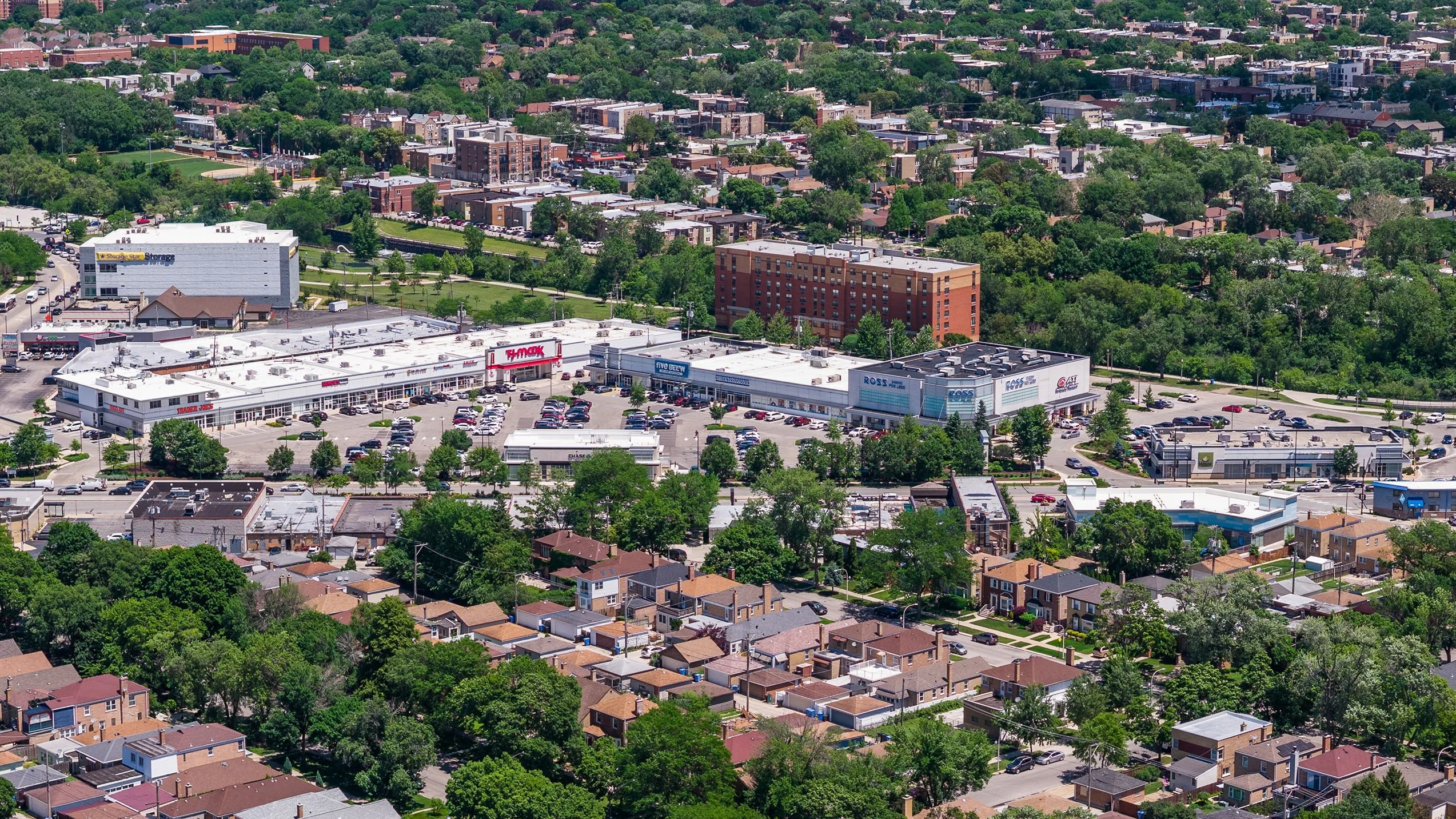 Lincoln Village — Sale in Chicago, IL, photo 1 of 8