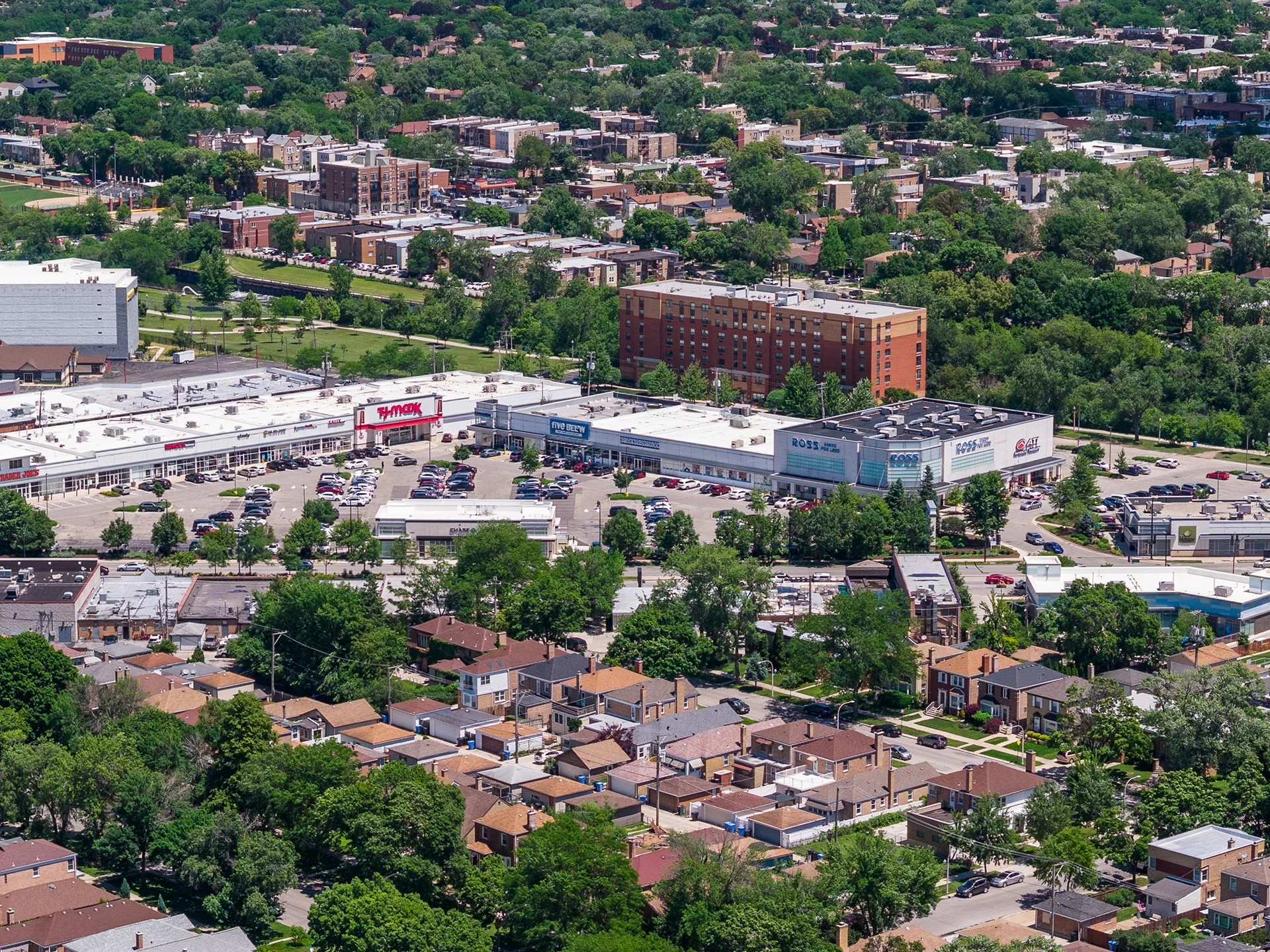 Lincoln Village — Sale in Chicago, IL, photo 2 of 8