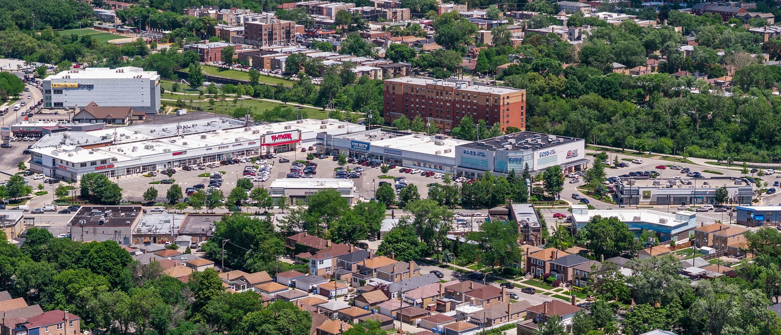 Lincoln Village — Sale in Chicago, IL, photo 3 of 8