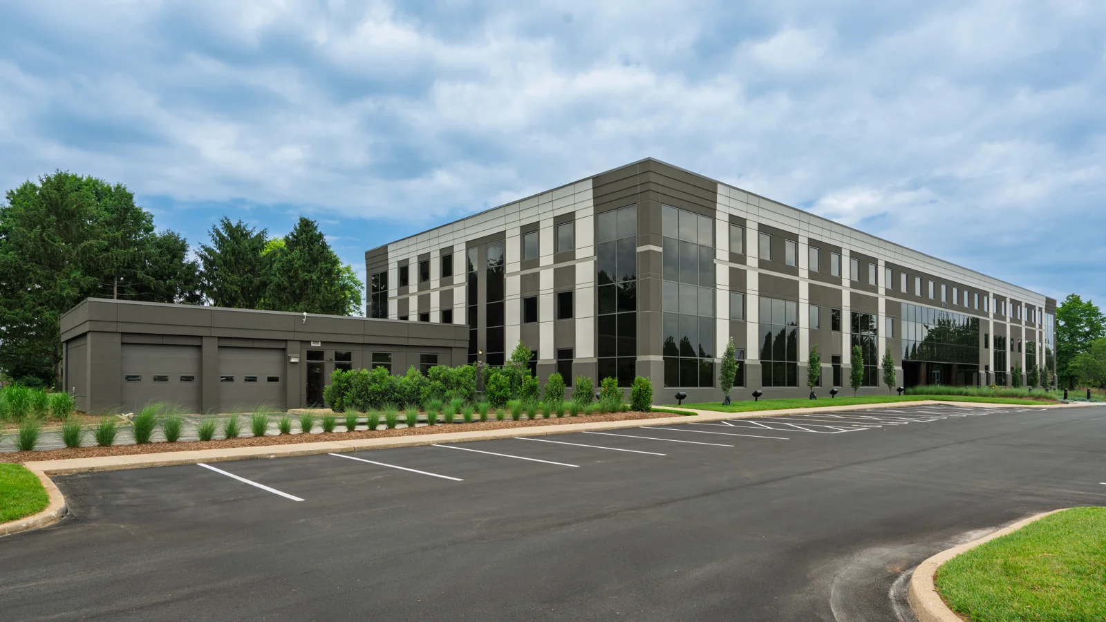 One Corporate Center — Sale in Louisville, KY, photo 1 of 8