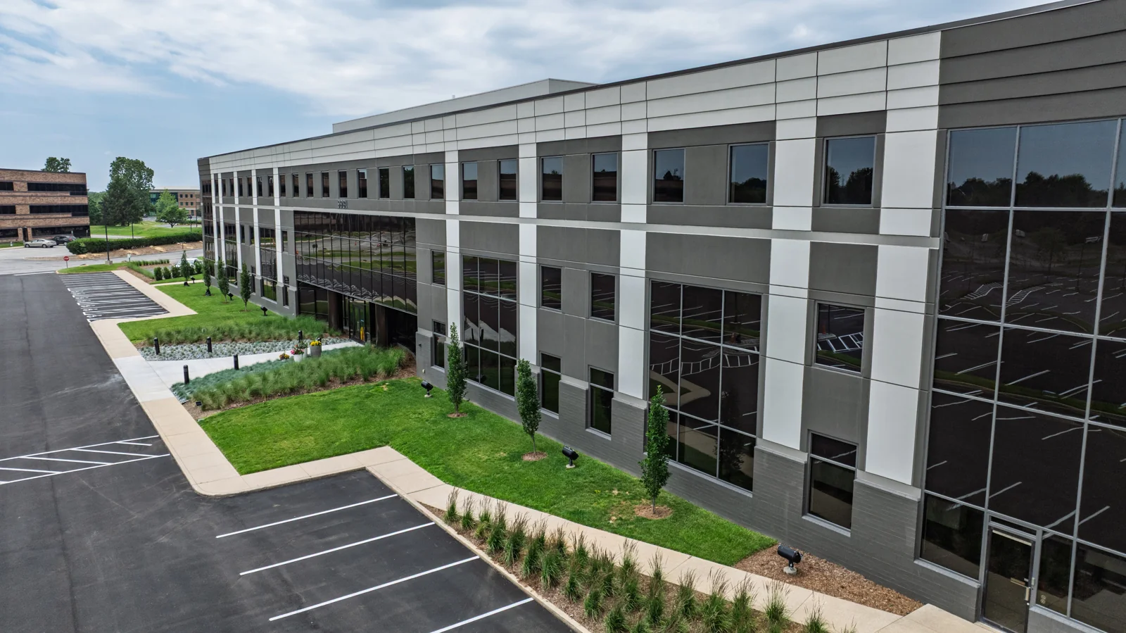 One Corporate Center — Sale in Louisville, KY, photo 2 of 8