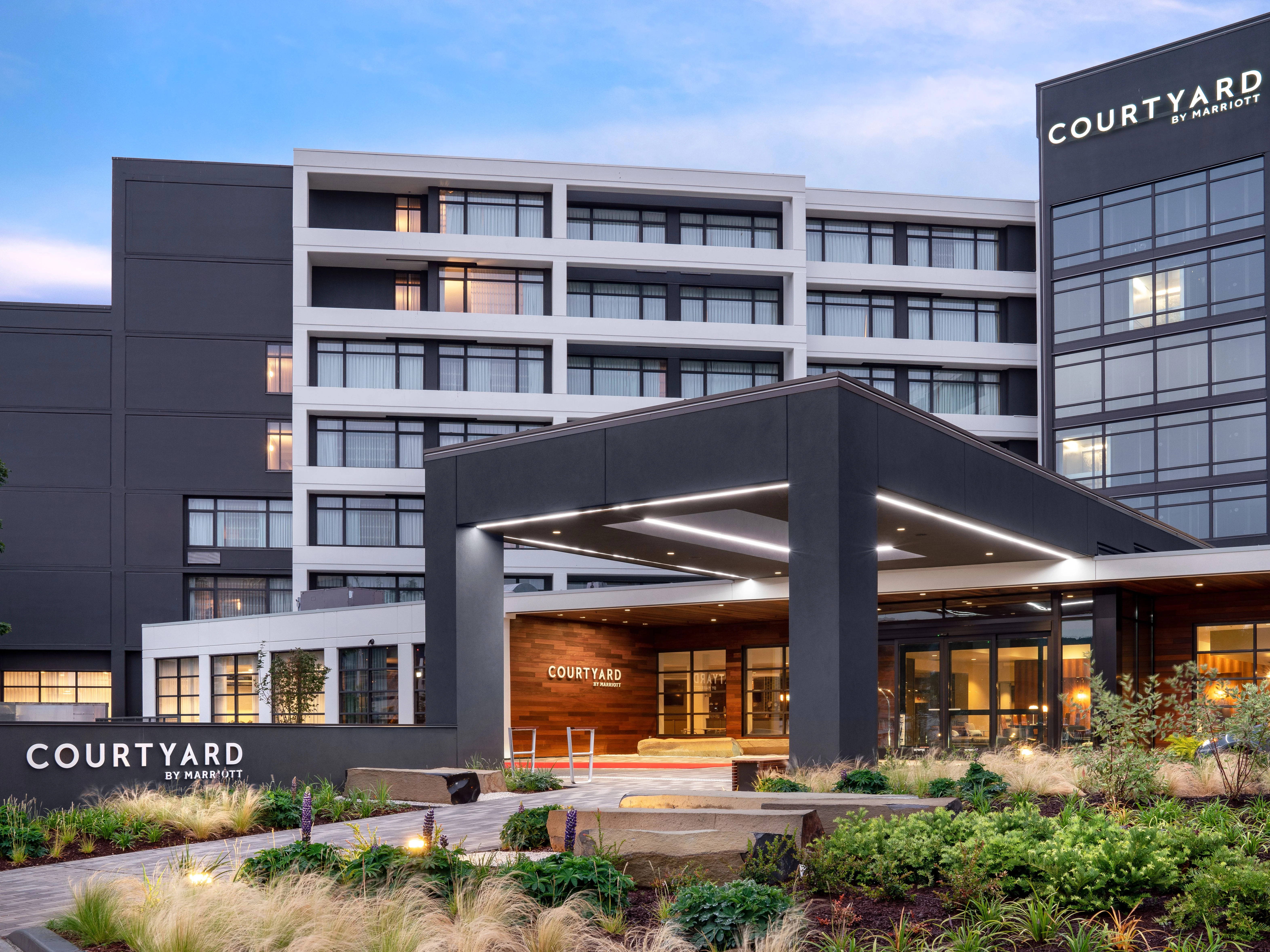 Courtyard Seattle Downtown Lake Union — Sale in Seattle, WA, photo 2 of 8