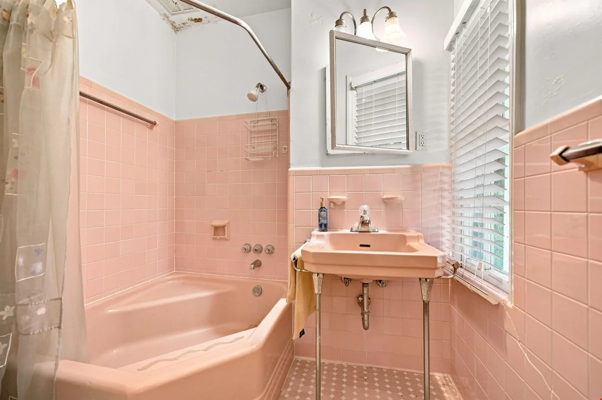 5885 SW 56th St — Sale in Miami, FL, photo 5 of 8