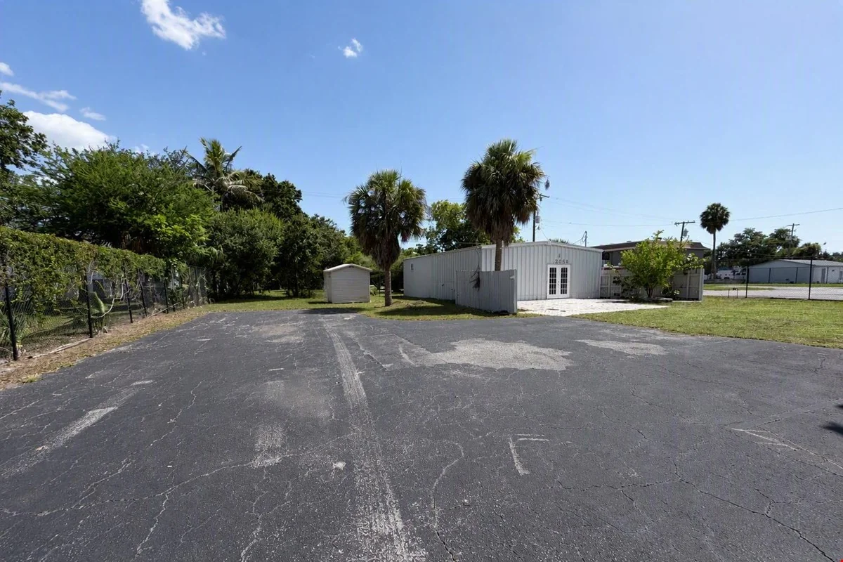 Free Standing Small Office Building for Lease — Lease in Fort Myers, FL, photo 8 of 8