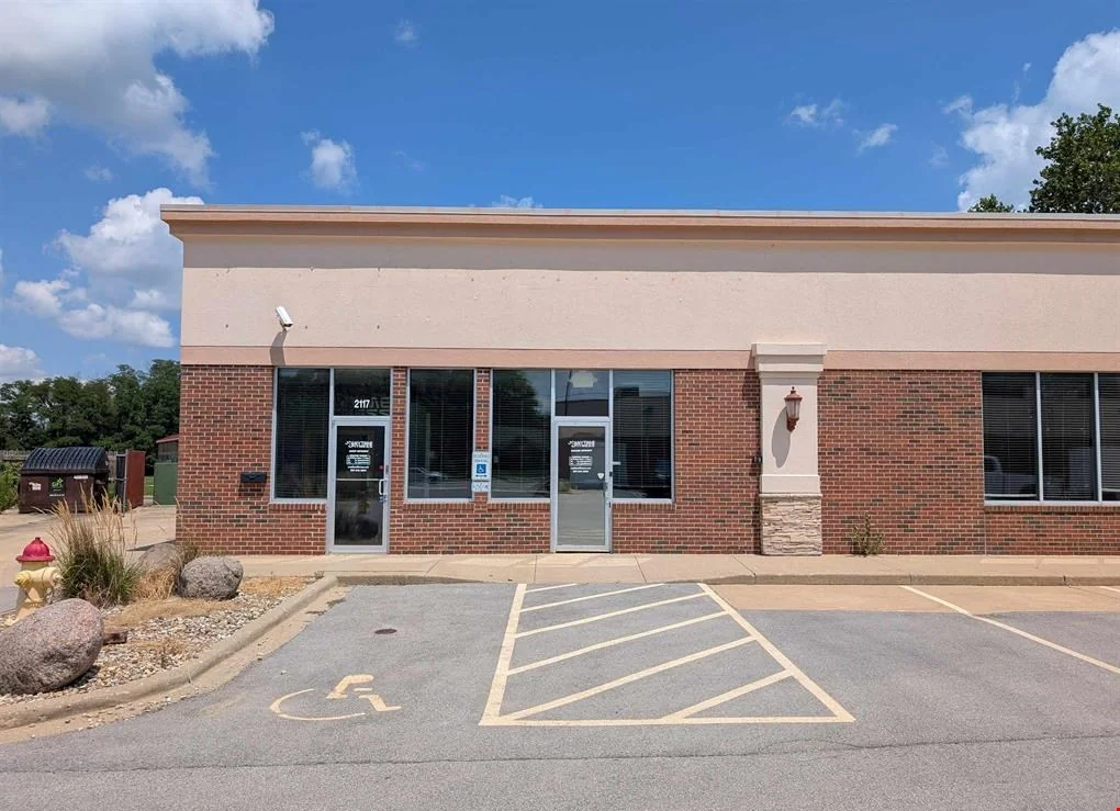 2117 Court St — Lease in Pekin, IL, photo 2 of 8