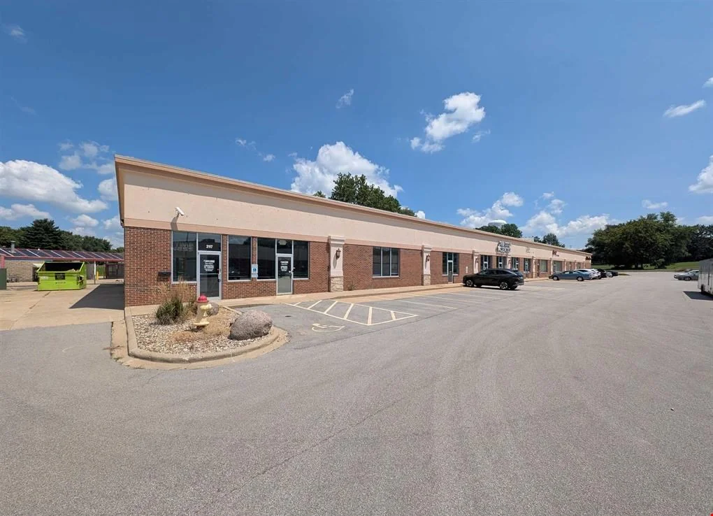 2117 Court St — Lease in Pekin, IL, photo 3 of 8