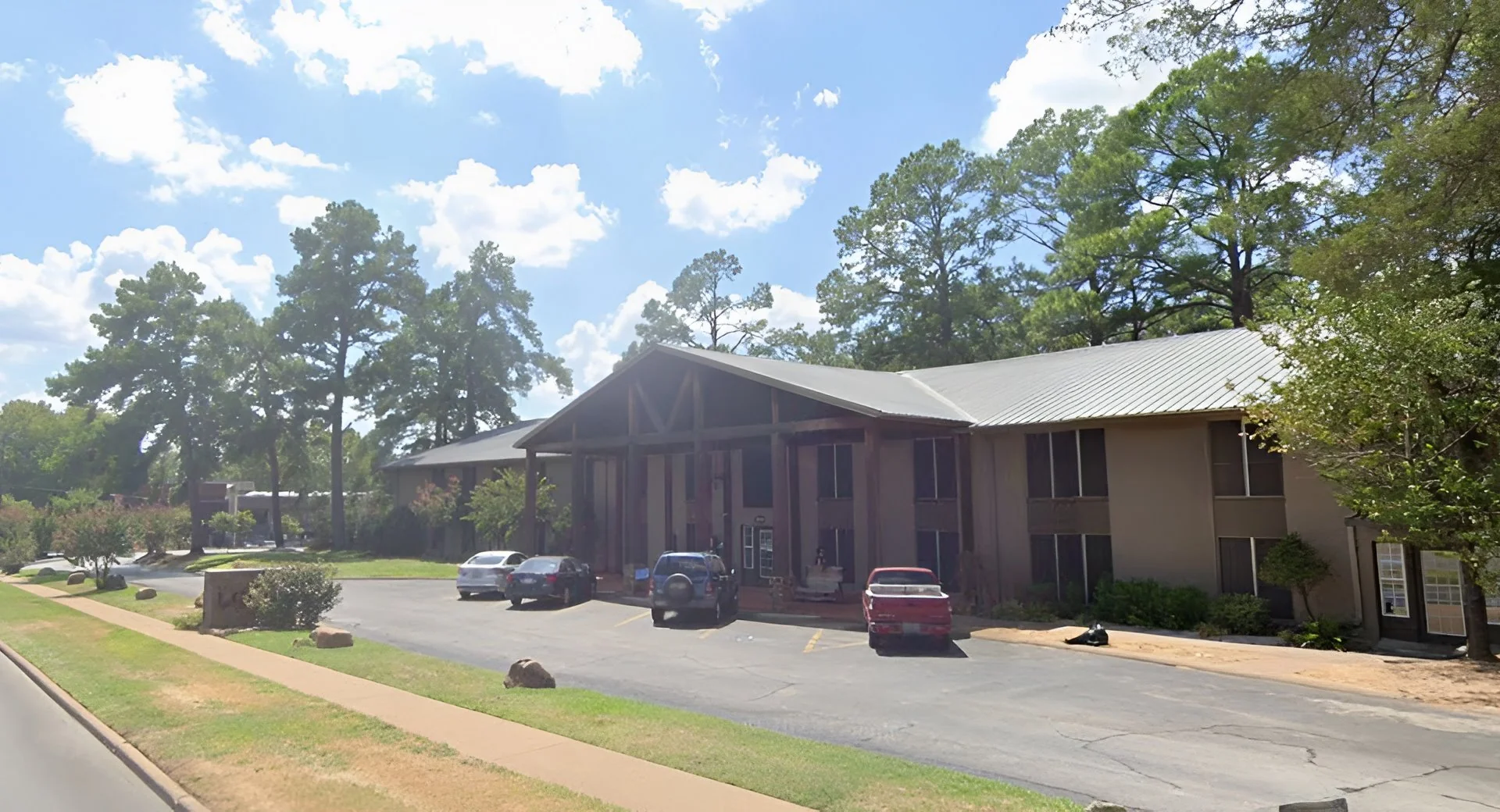 Lodge on Broadway — Sale in Tyler, TX, photo 2 of 2