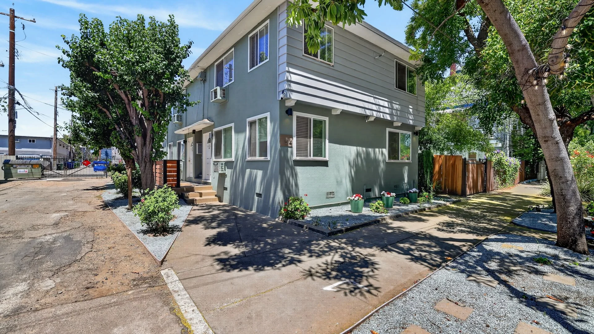 614 17th St — Sale in Sacramento, CA, photo 1 of 8