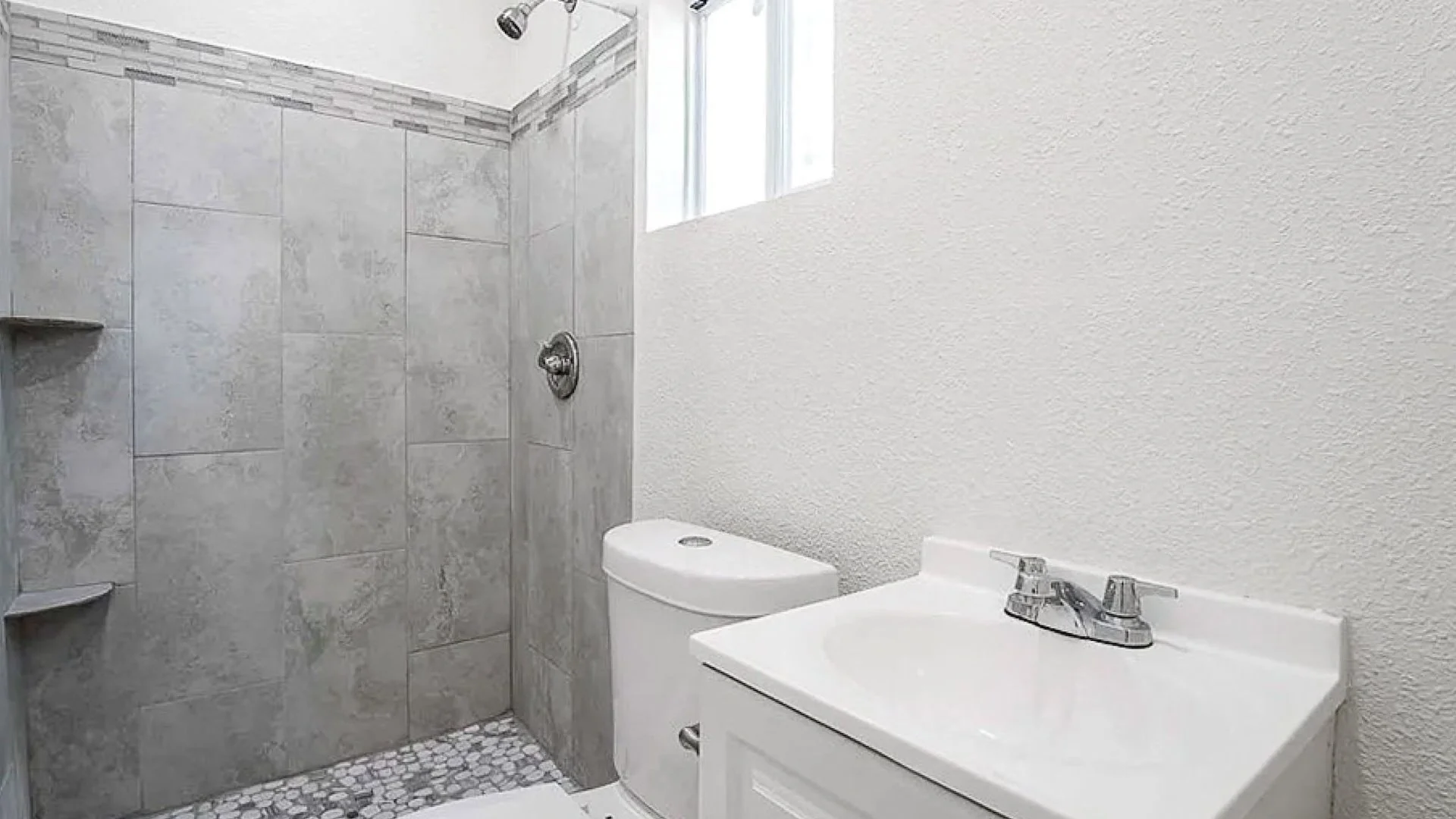 2100 Stewart Ave — Sale in Las Vegas, NV, photo 2 of 8