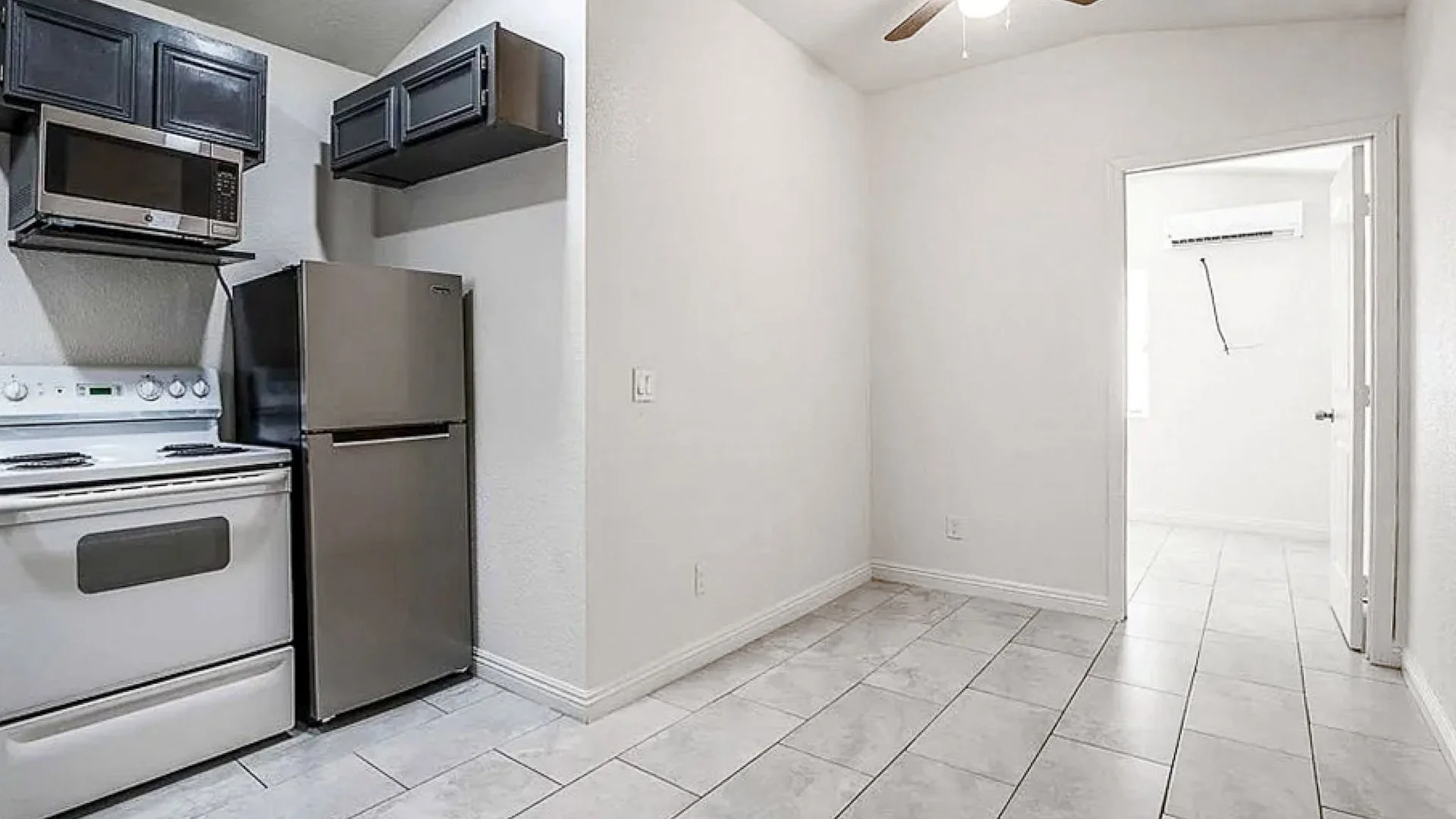 2100 Stewart Ave — Sale in Las Vegas, NV, photo 7 of 8