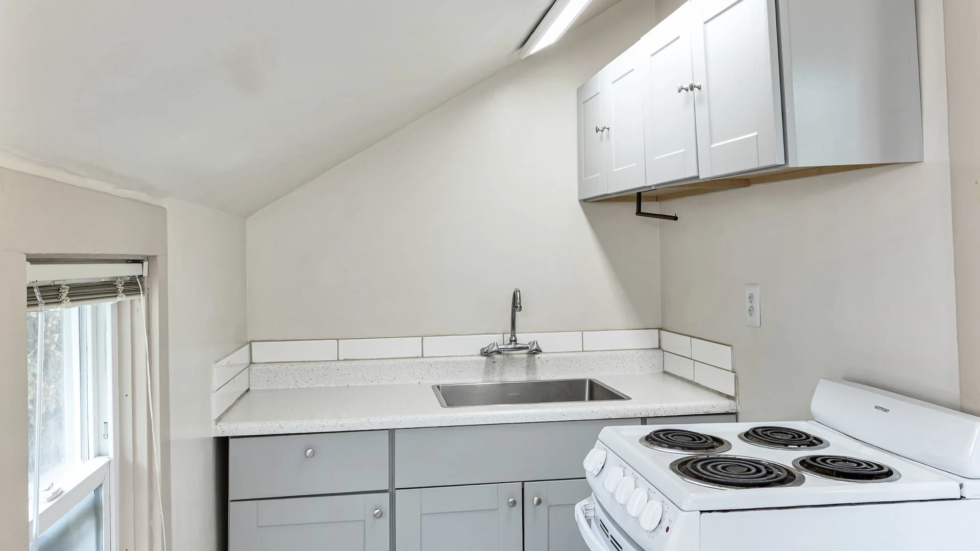 709 NE 43rd St — Sale in Seattle, WA, photo 4 of 7