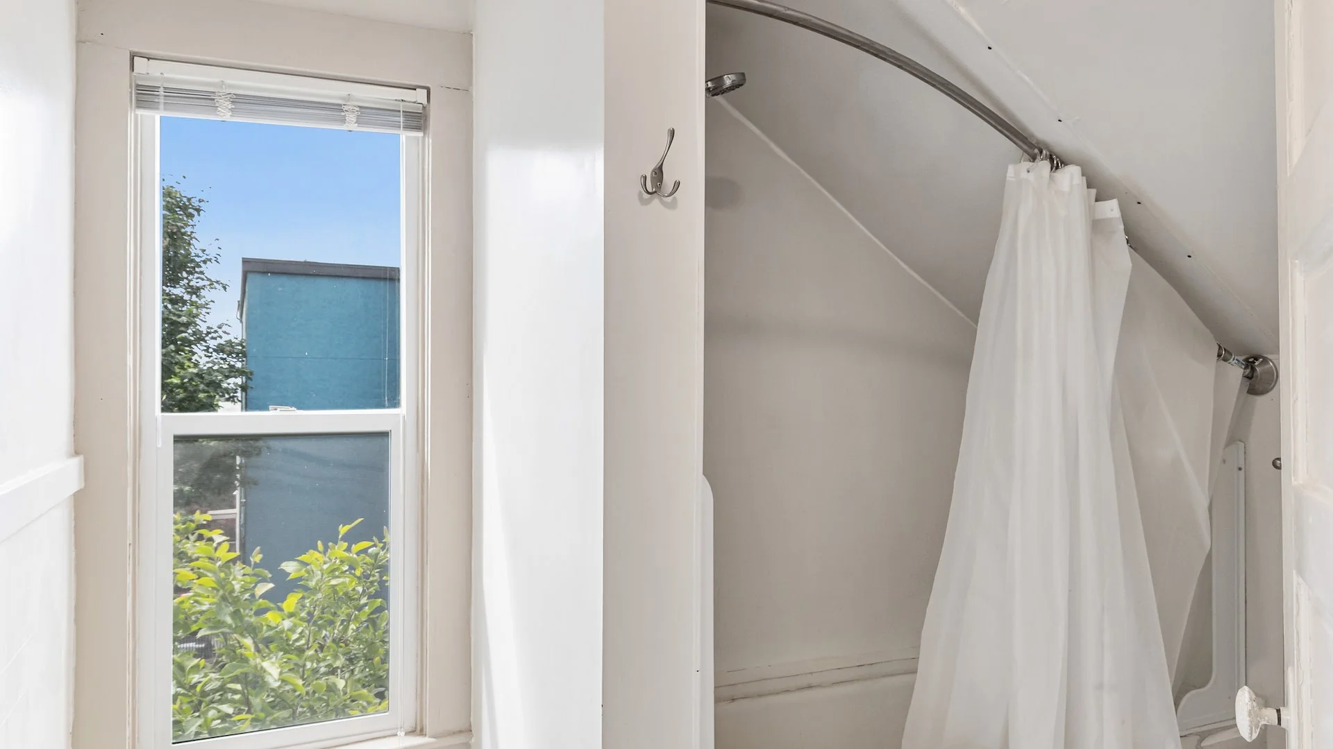 709 NE 43rd St — Sale in Seattle, WA, photo 5 of 7