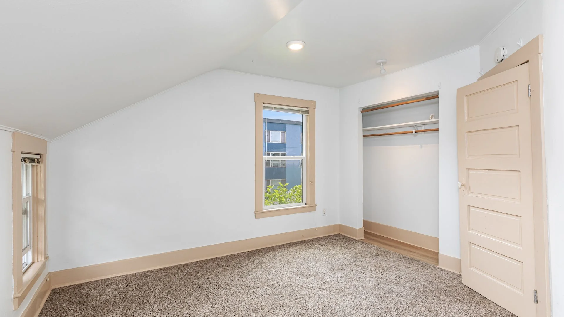 709 NE 43rd St — Sale in Seattle, WA, photo 6 of 7