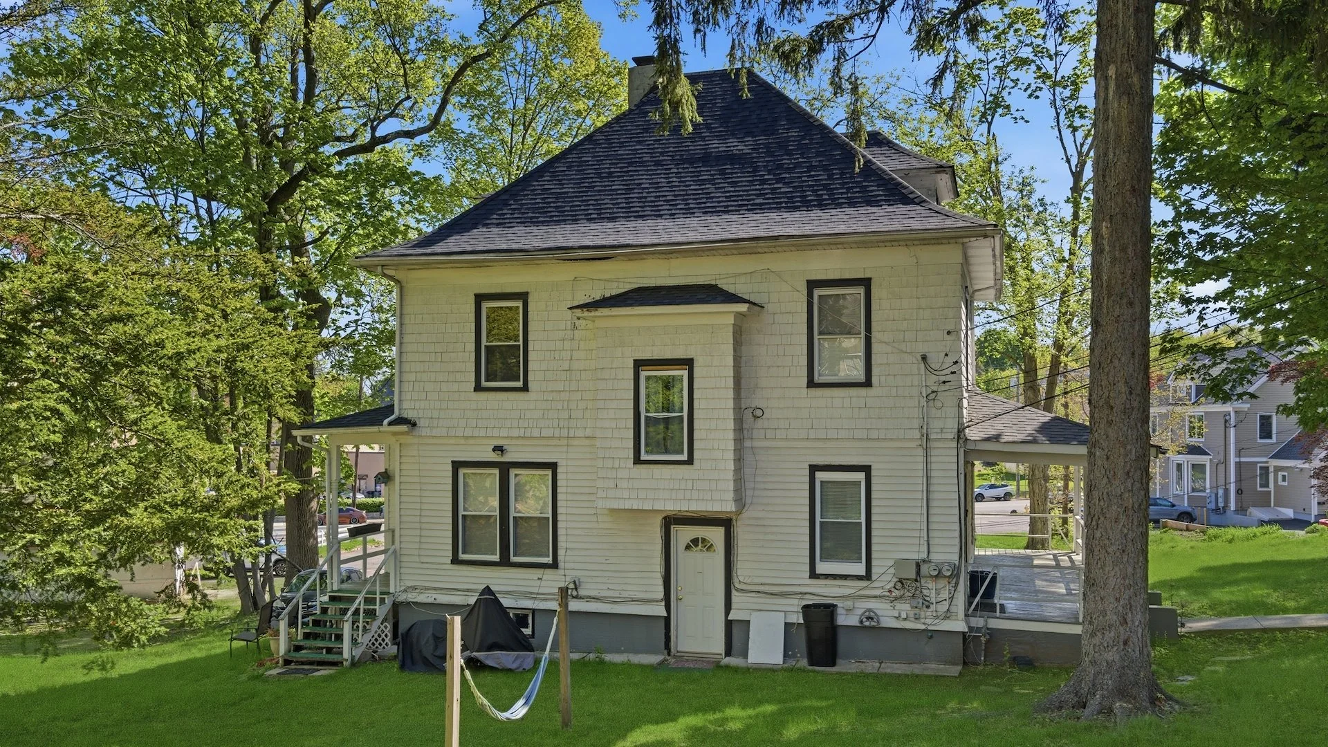 17 Crescent Dr, Huntington, NY — Sale in Huntington, NY, photo 2 of 5