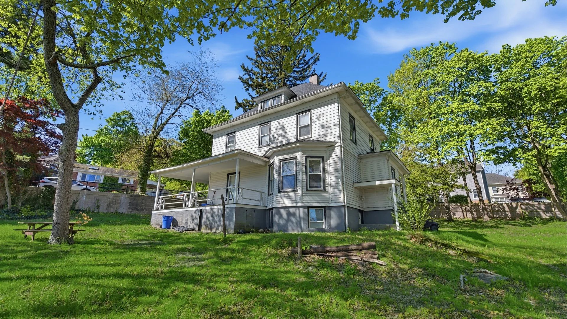 17 Crescent Dr, Huntington, NY — Sale in Huntington, NY, photo 3 of 5