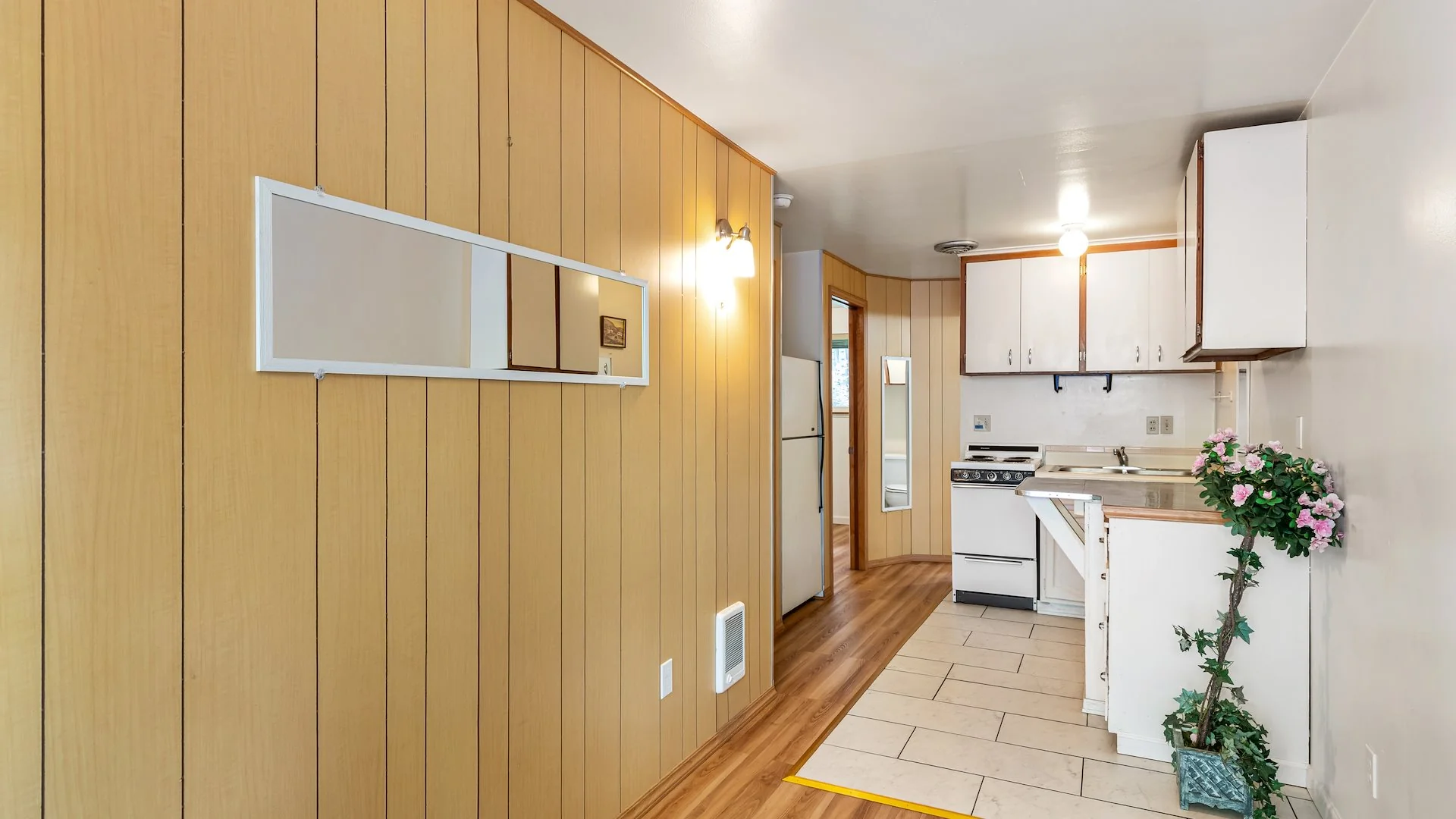 710 NE 43rd St, Seattle, WA — Sale in Seattle, WA, photo 2 of 7