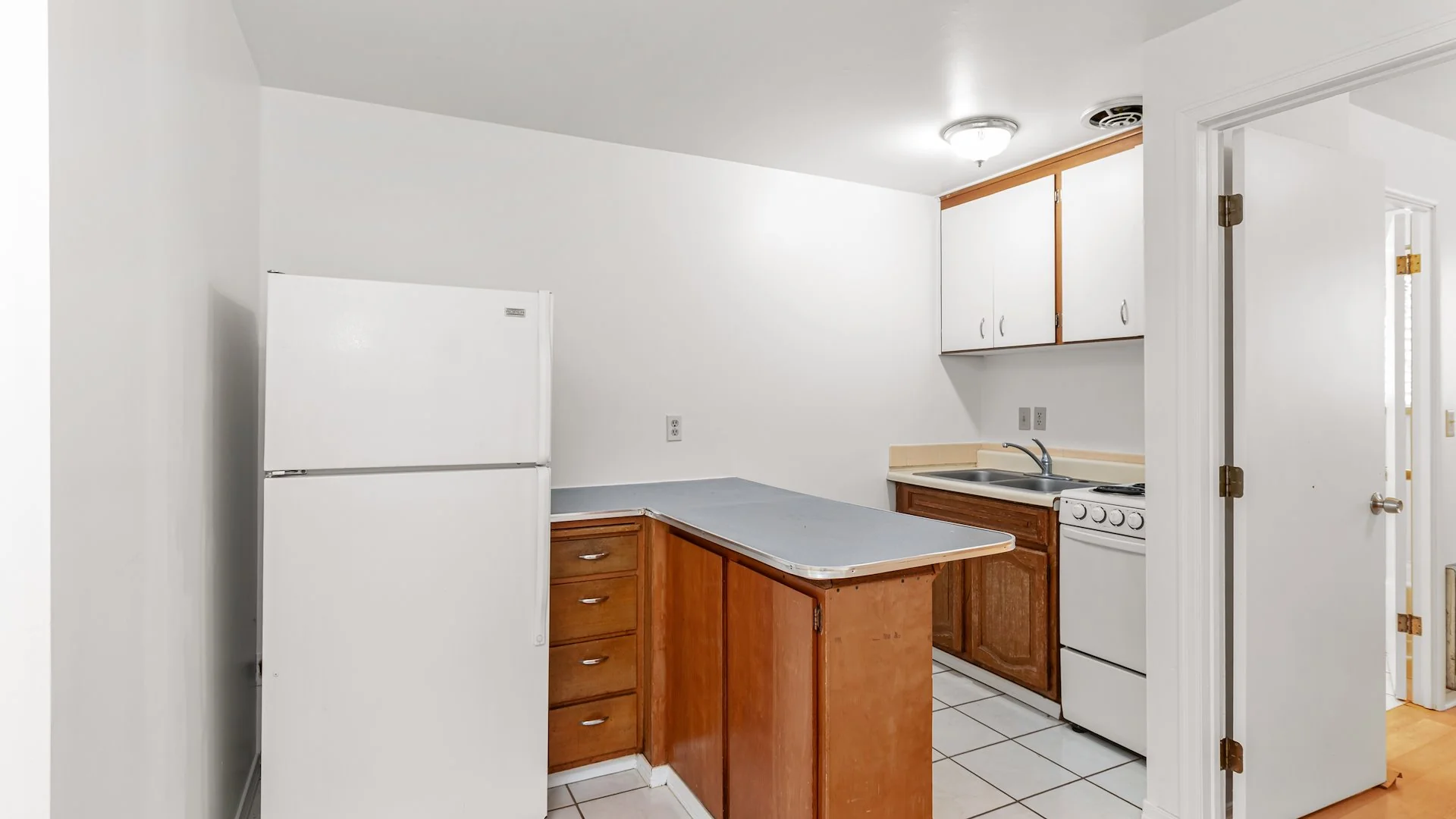 710 NE 43rd St, Seattle, WA — Sale in Seattle, WA, photo 6 of 7