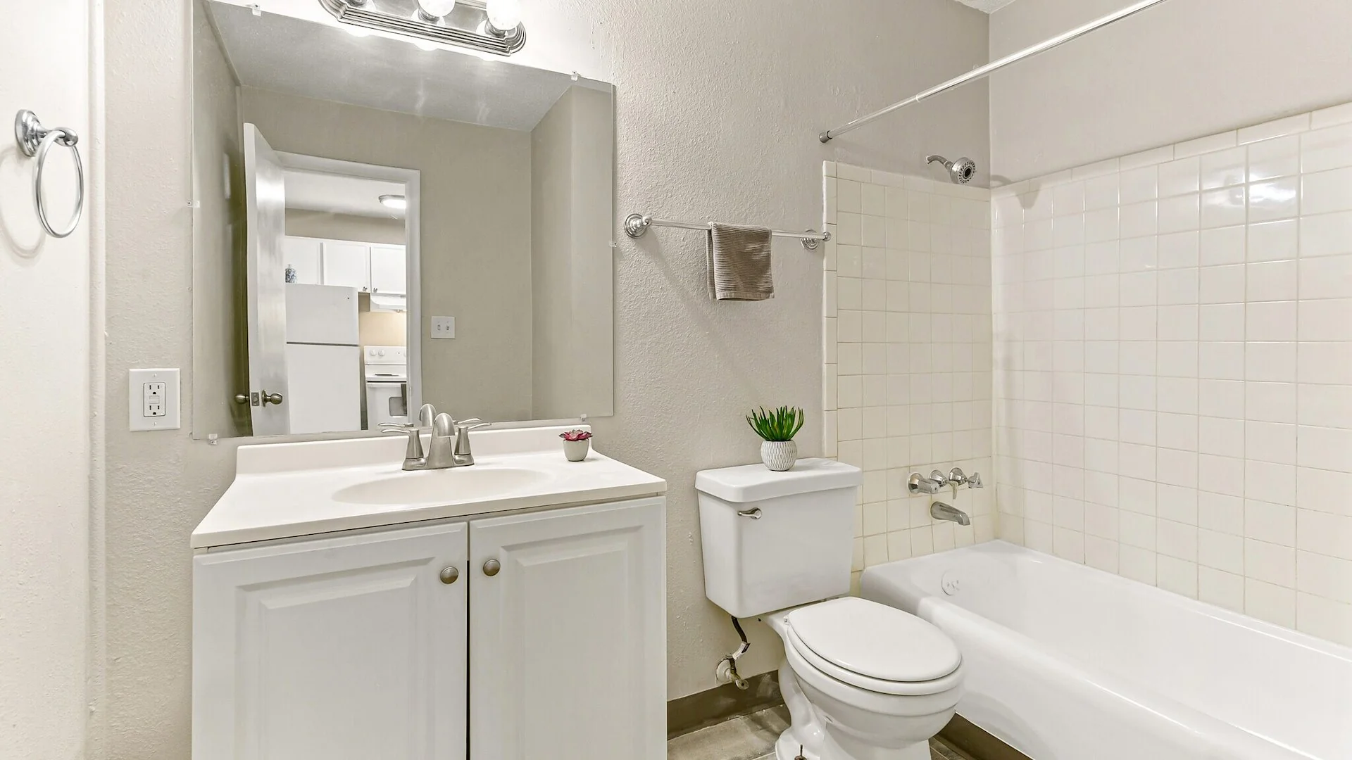 560 Dayton St — Sale in Aurora, CO, photo 5 of 7
