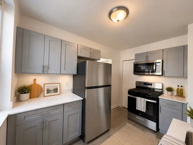 1800 N Farwell — Sale in Milwaukee, WI, photo 5 of 6