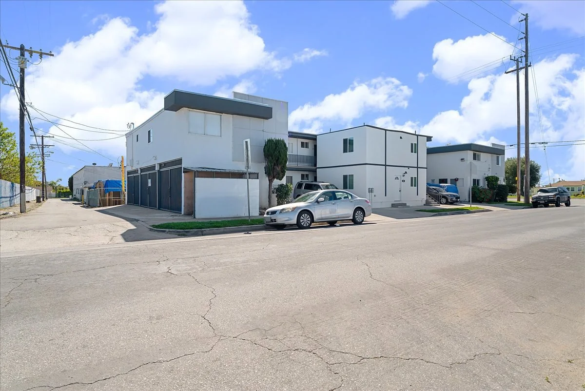 13406 Vermont Ave — Sale in Gardena, CA, photo 3 of 8