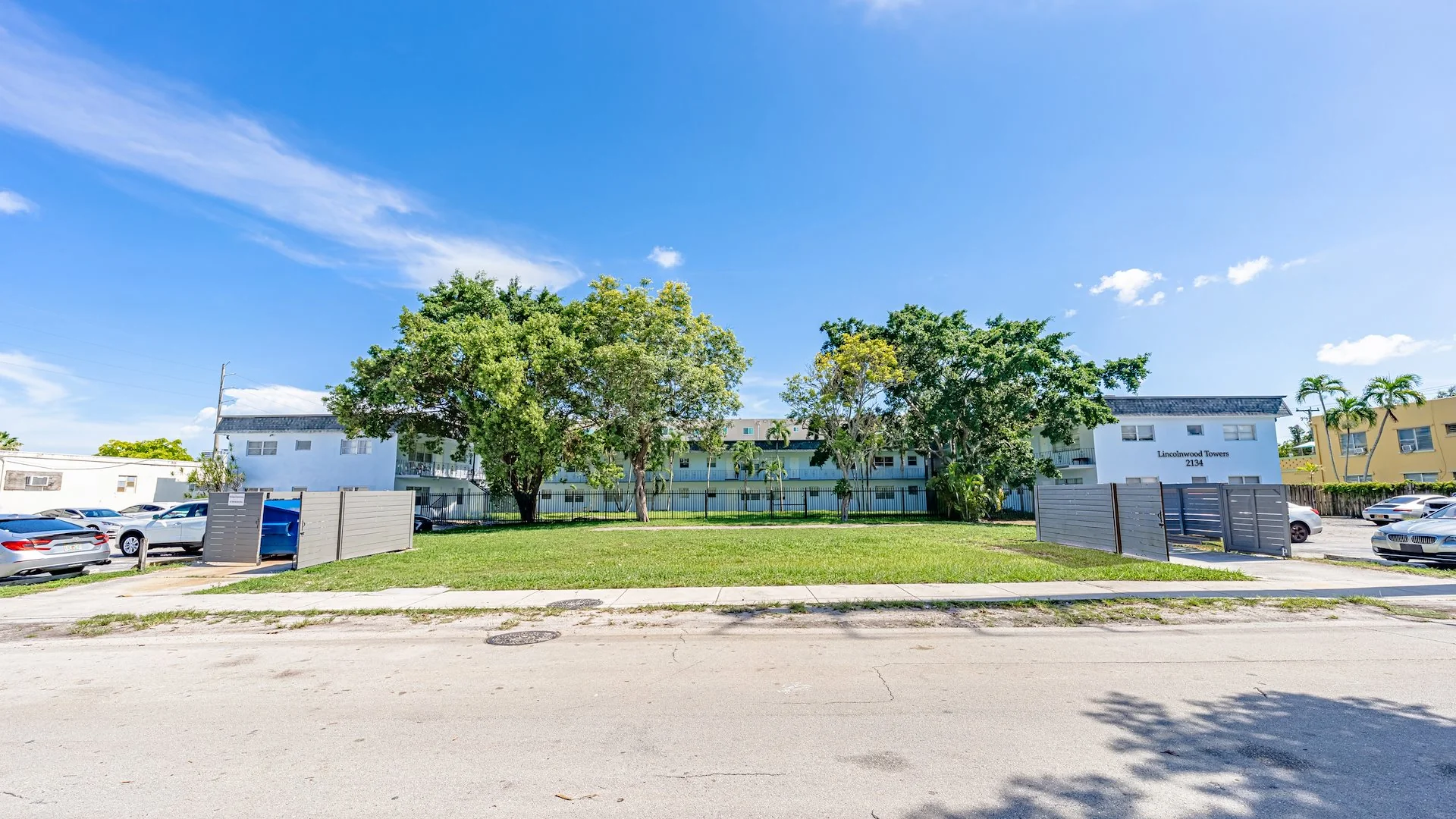 Lincolnwood Towers — Sale in Hollywood, FL, photo 1 of 7