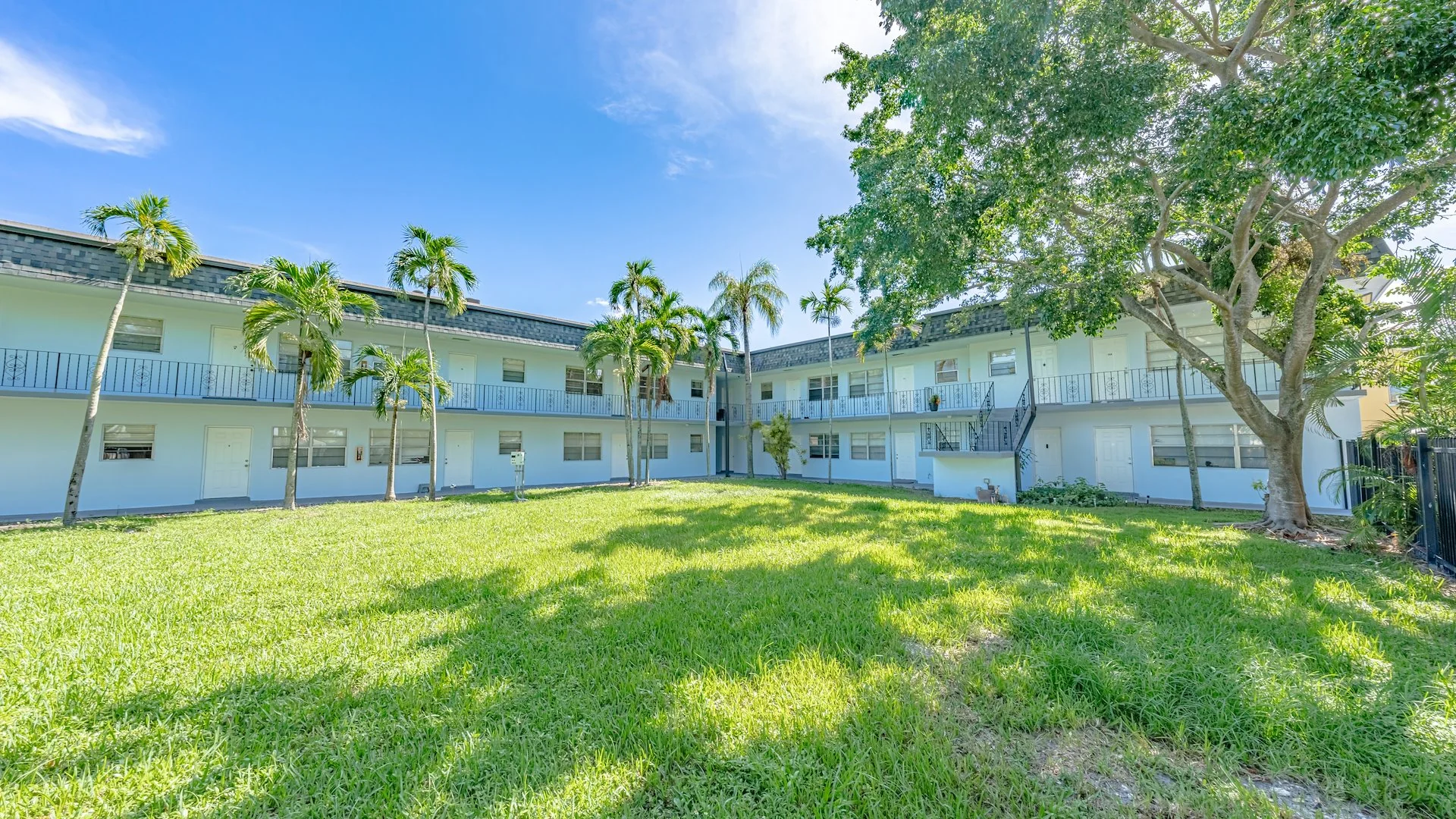 Lincolnwood Towers — Sale in Hollywood, FL, photo 3 of 7