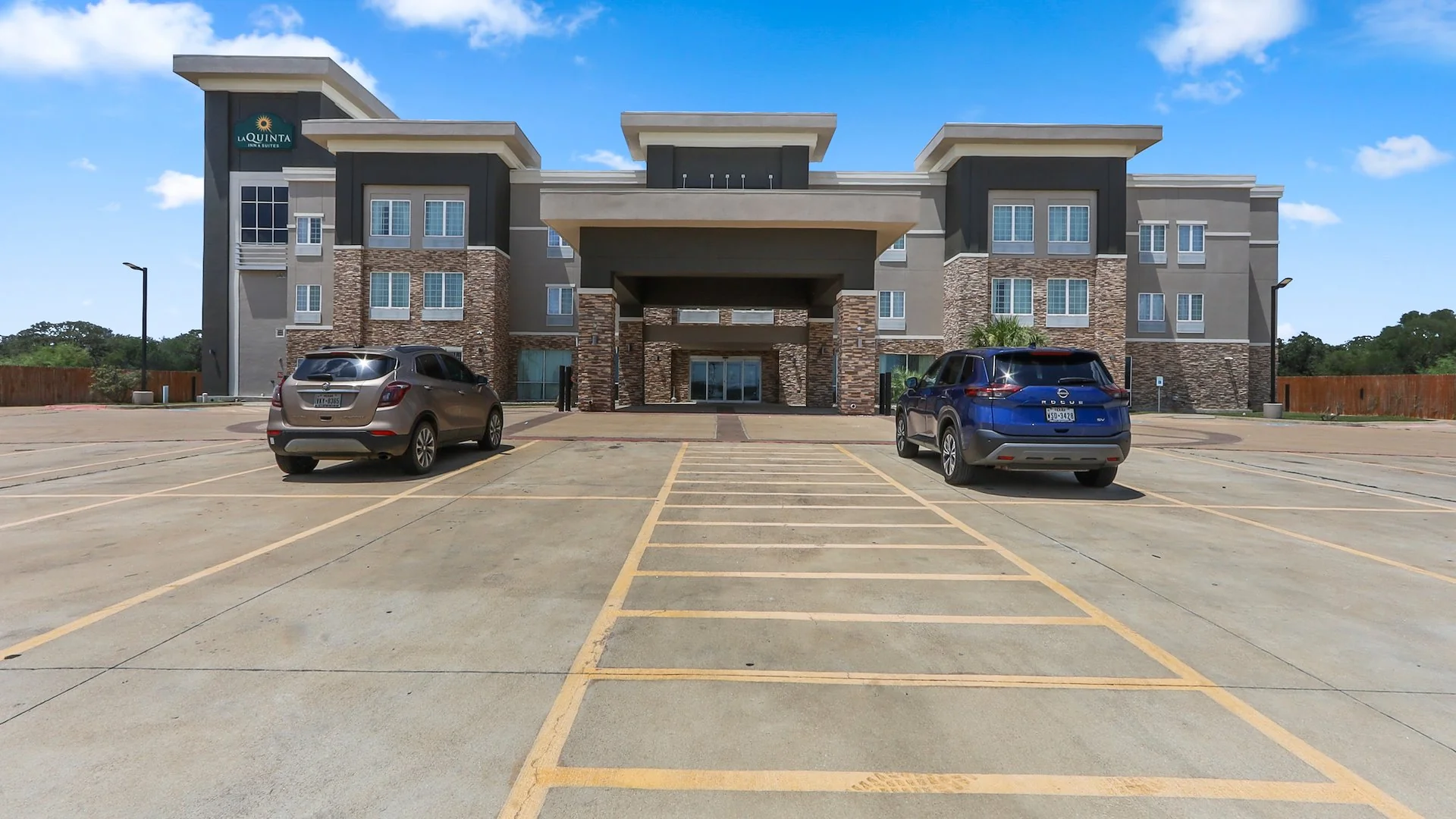 La Quinta Inn & Suites by Wyndham Luling — Sale in Luling, TX, photo 1 of 6