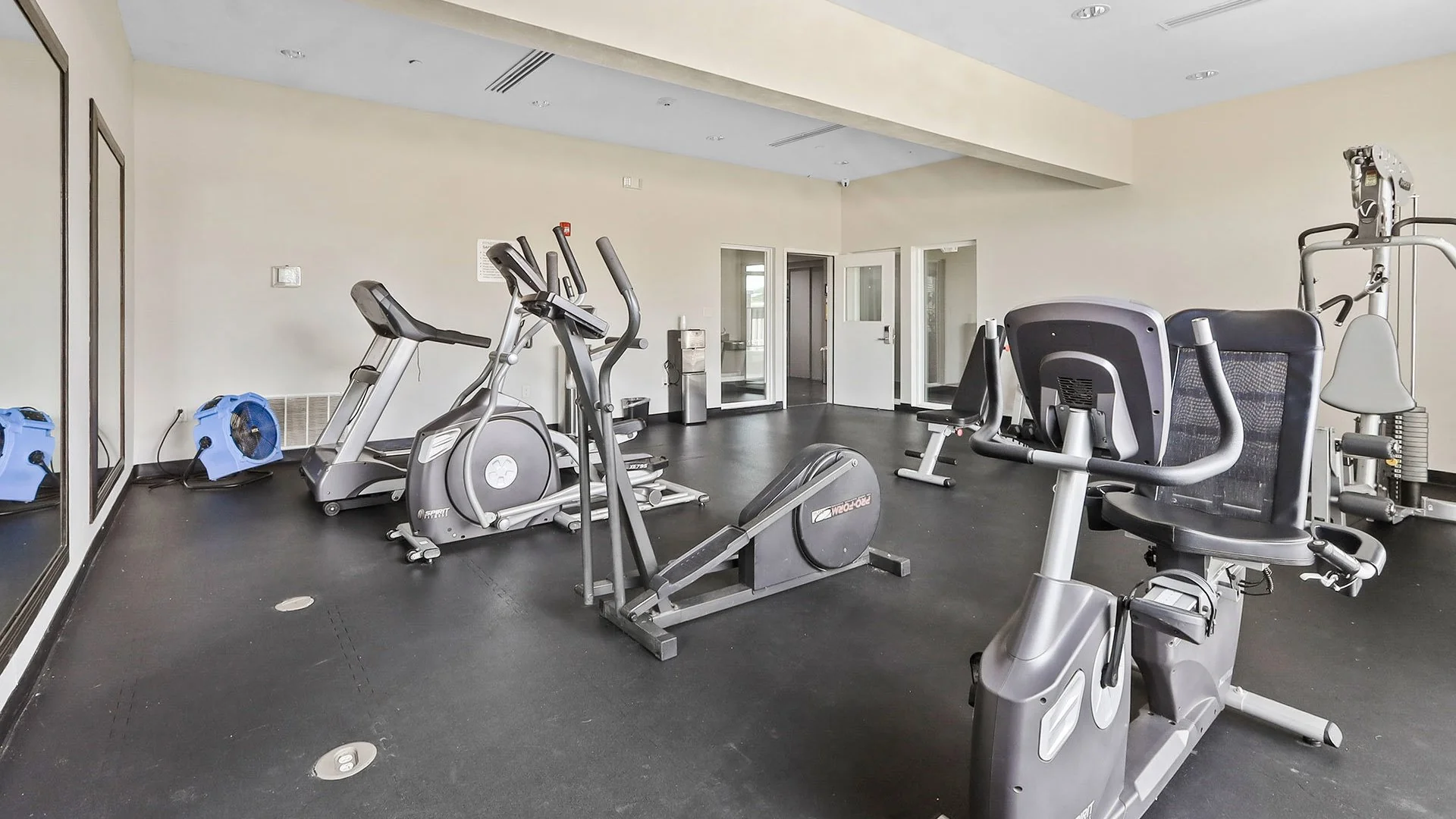 La Quinta Inn & Suites by Wyndham Luling — Sale in Luling, TX, photo 2 of 6