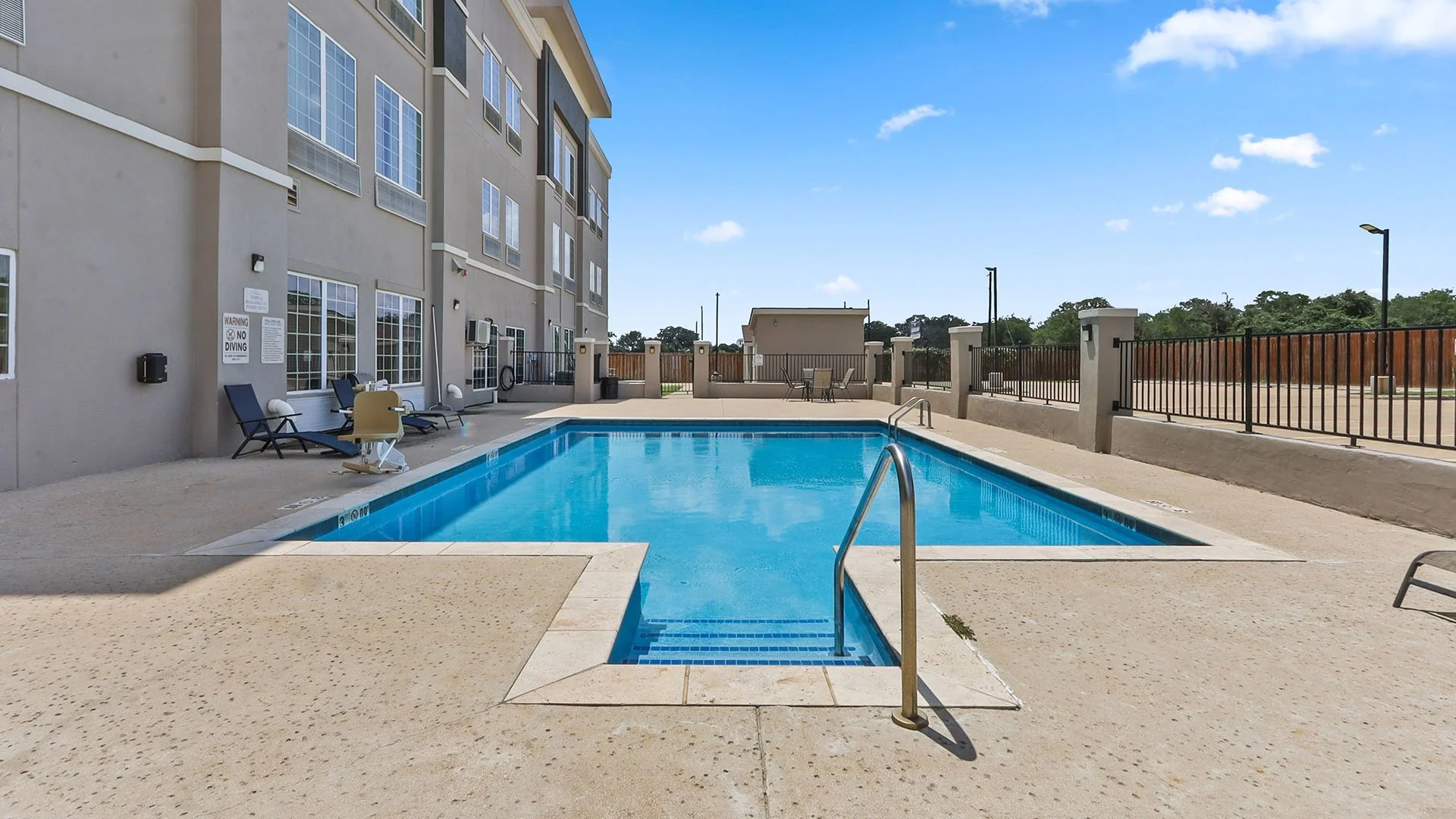 La Quinta Inn & Suites by Wyndham Luling — Sale in Luling, TX, photo 4 of 6