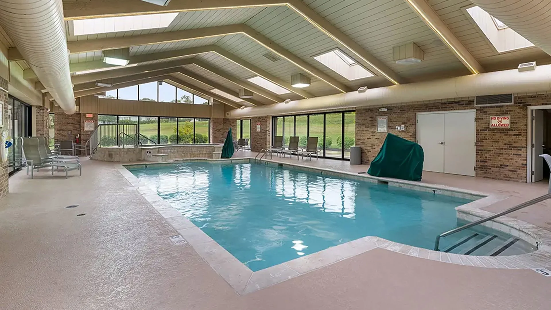 Antioch Hotel & Suites — Sale in Antioch, IL, photo 4 of 4