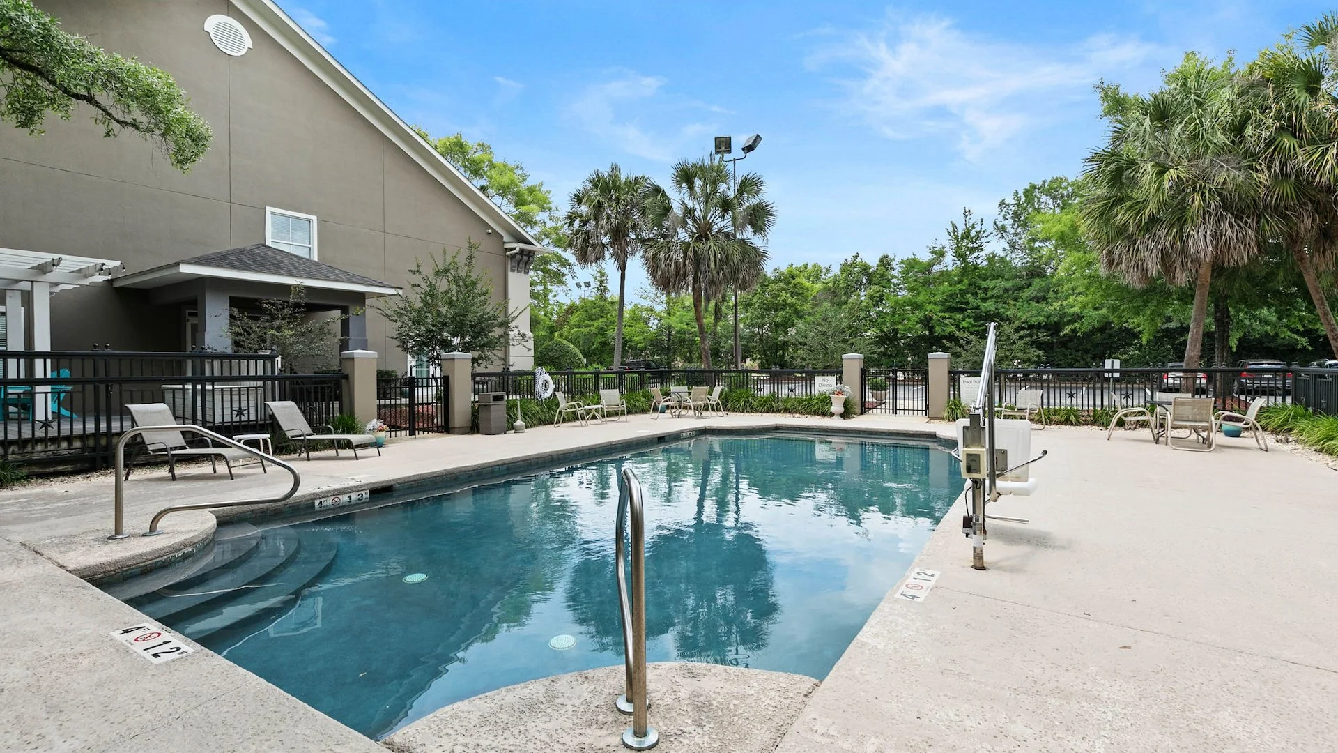 Holiday Inn Express Fairhope-Point Clear — Sale in Fairhope, AL, photo 2 of 5