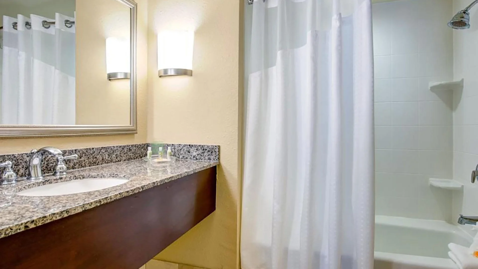 Holiday Inn Indianapolis Carmel by IHG — Sale in Carmel, IN, photo 2 of 6