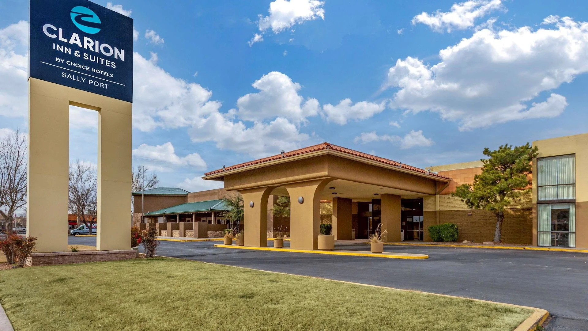 Clarion Inn & Suites Roswell — Sale in Roswell, NM, photo 1 of 4
