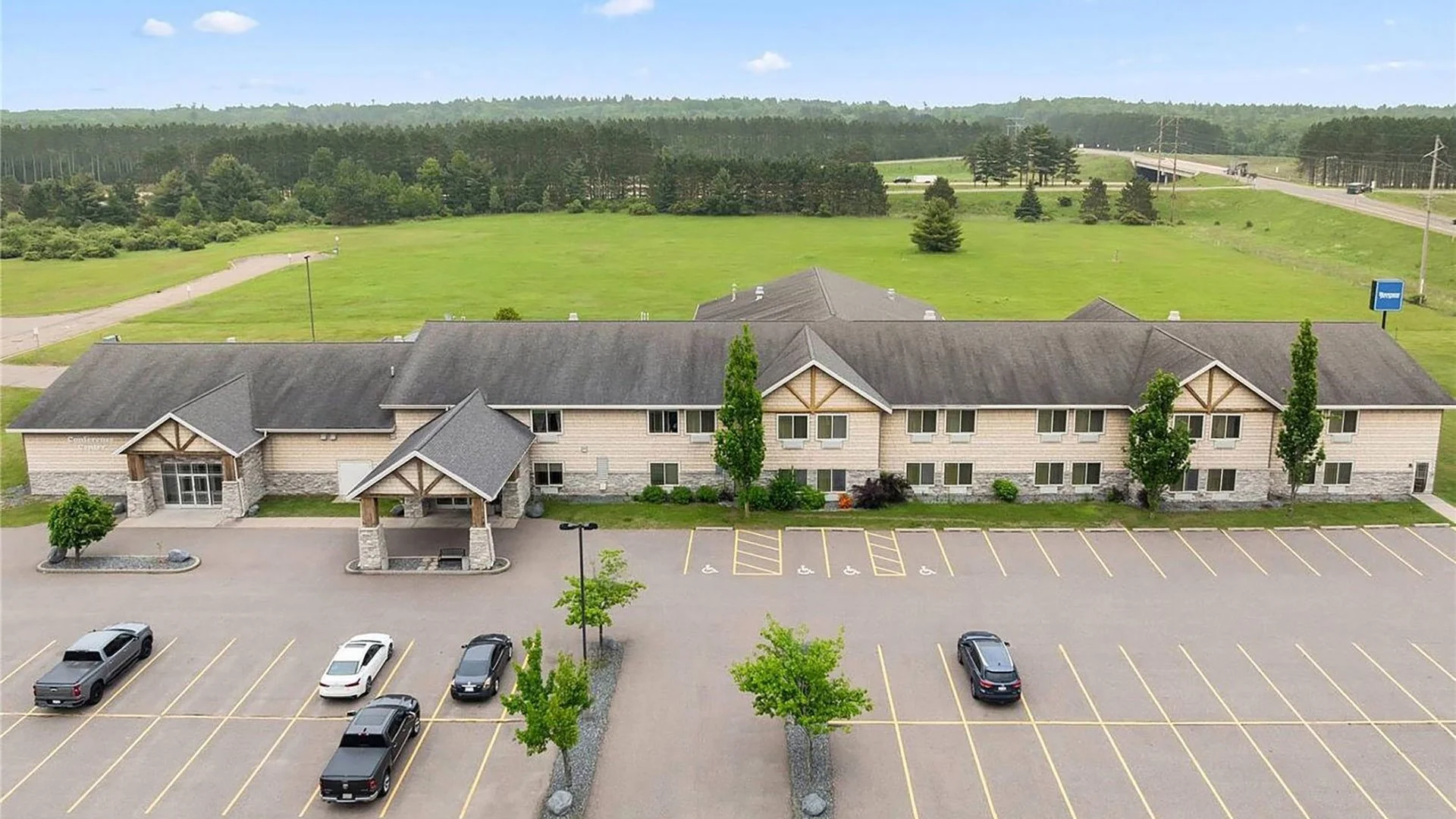 Rodeway Inn & Suites Tomahawk — Sale in Tomahawk, WI, photo 1 of 4