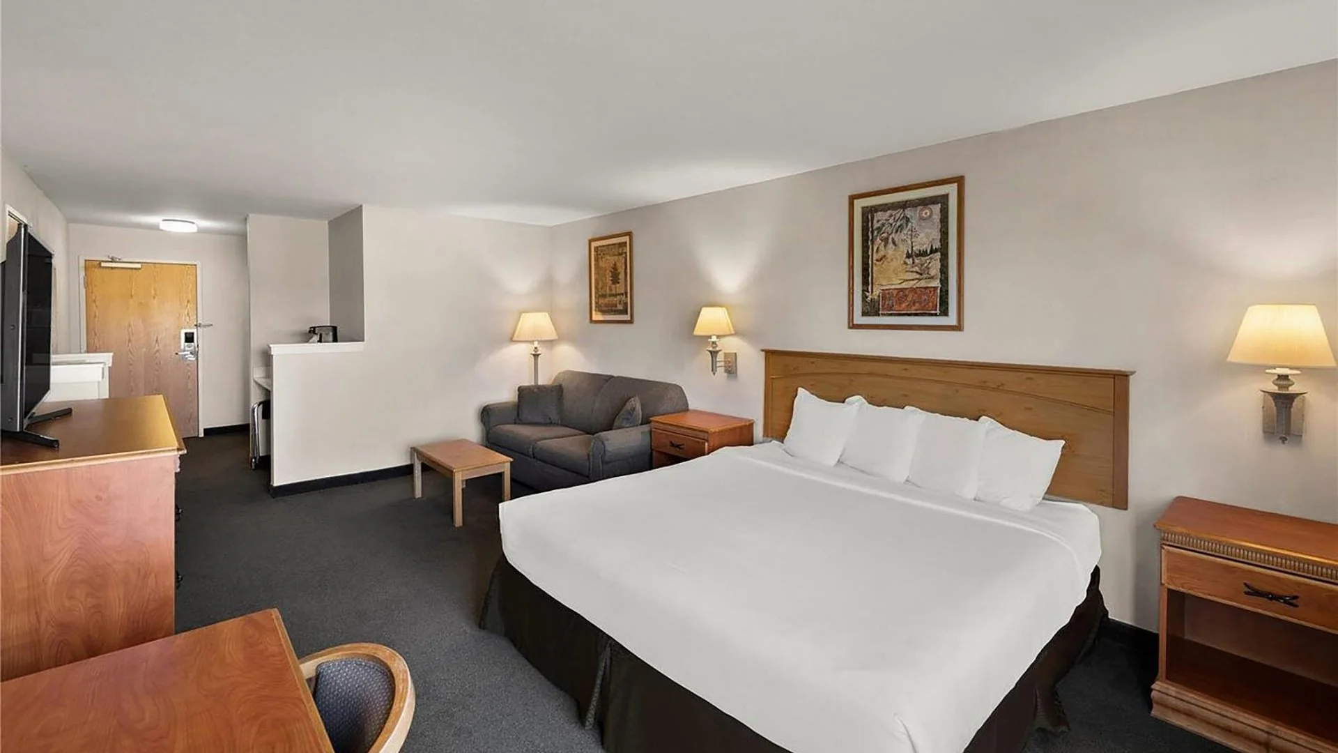 Rodeway Inn & Suites Tomahawk — Sale in Tomahawk, WI, photo 2 of 4